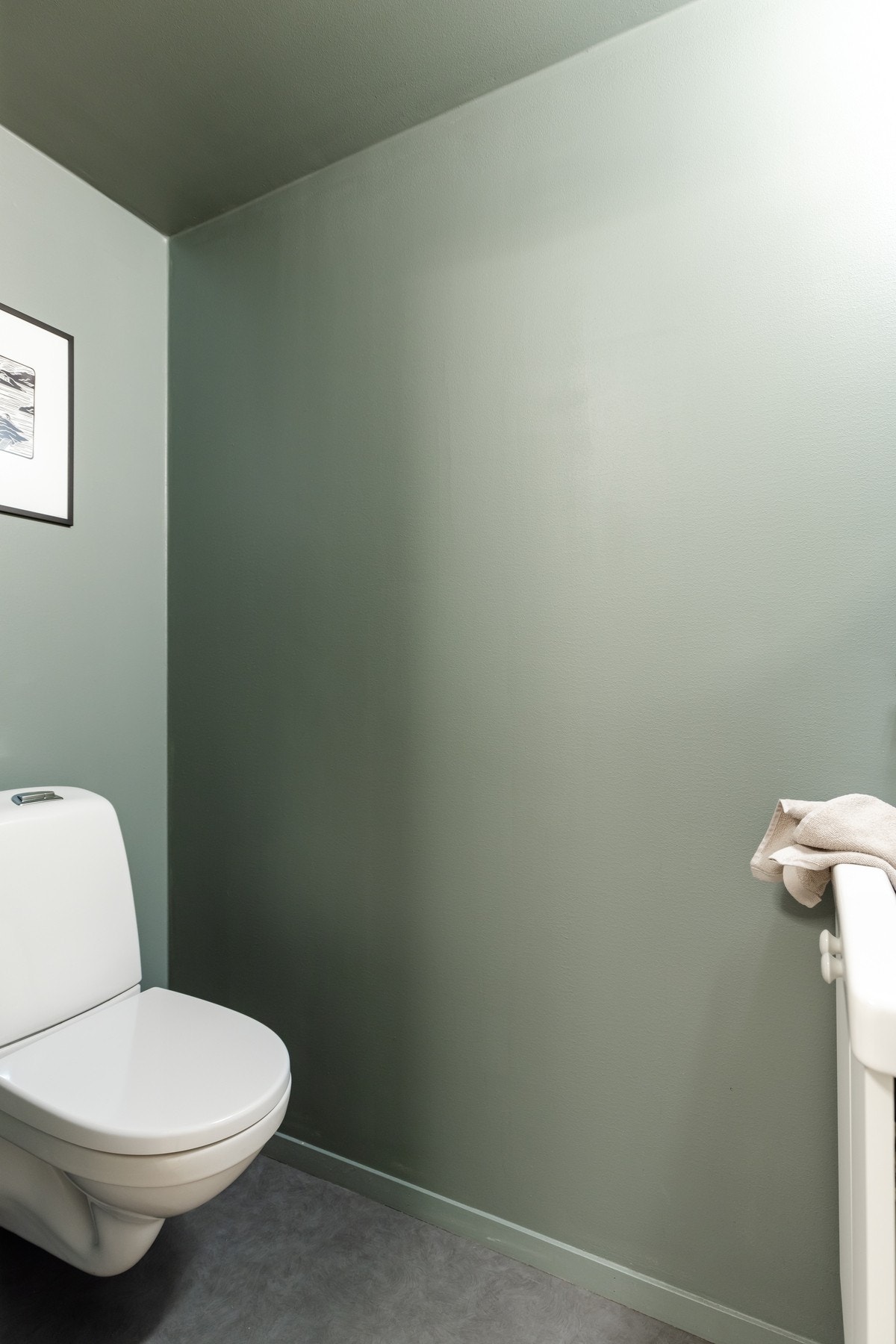 Leiligheten har et ekstra toalettrom med vask og servant Galleribilde