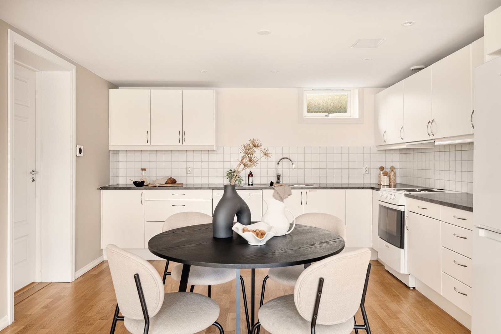 Klassisk kjøkkeninnredning fra 2006 bestående av slette fronter og laminat benkeplate. Galleribilde