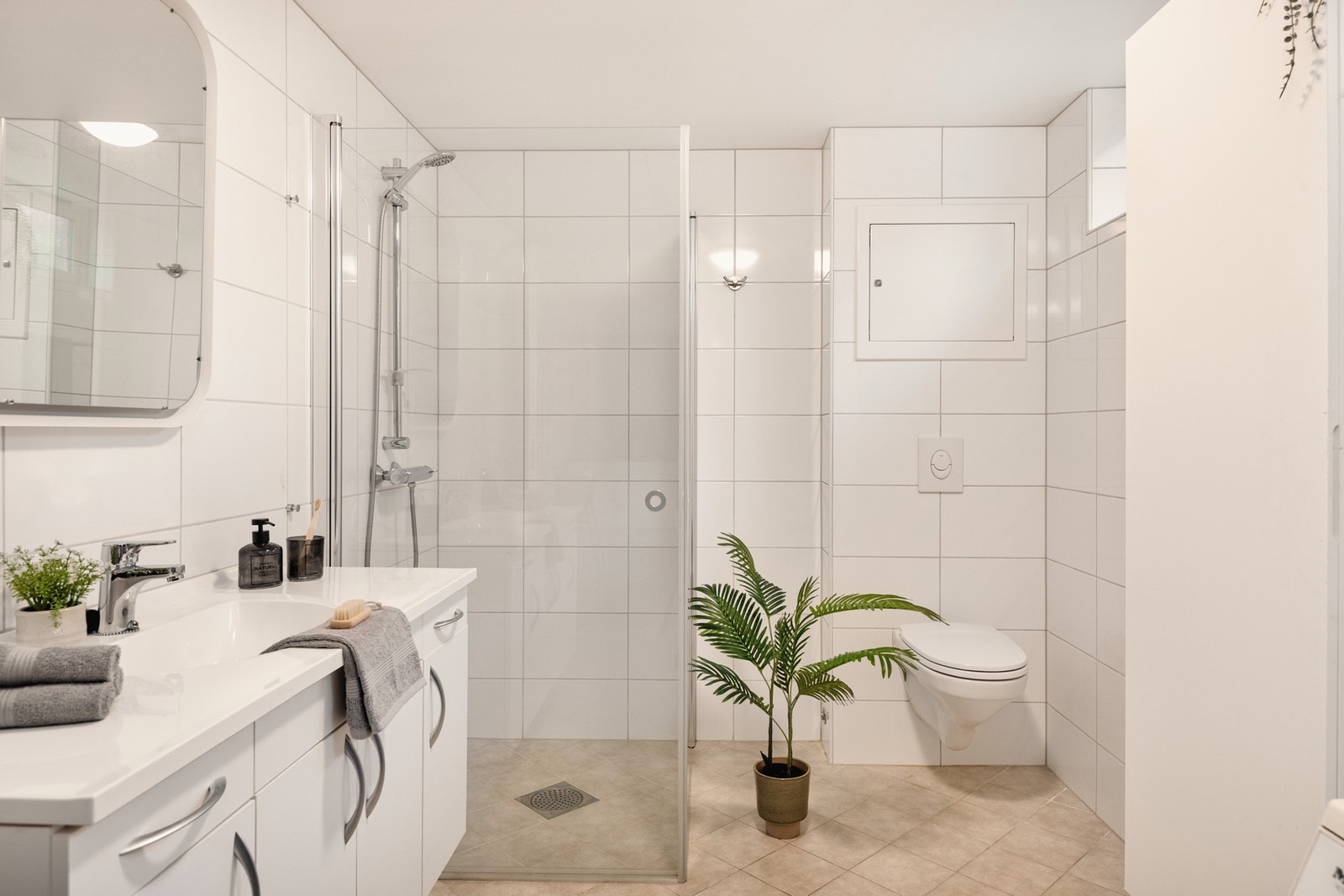 I 2018 ble badet renovert i regi av borettslaget. Nytt speil med belysning på bad i november 2024. Galleribilde