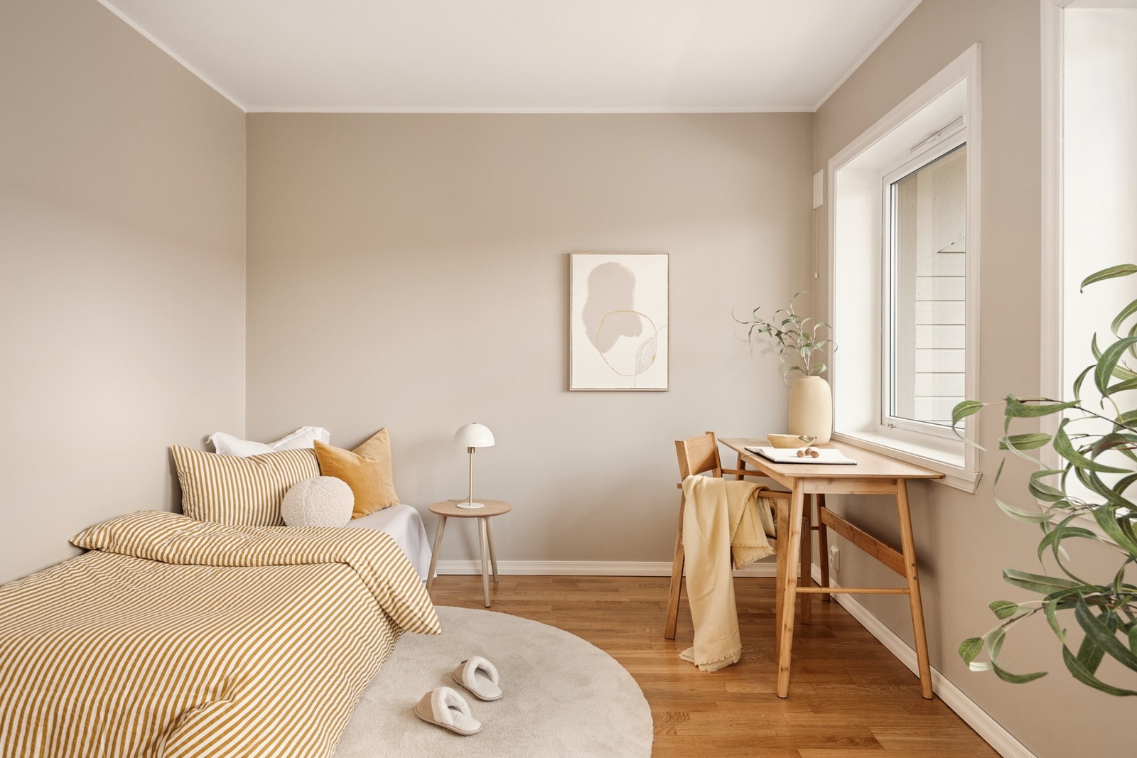 Plass til seng av god størrelse samt ønskede møblement for oppbevaring. Galleribilde