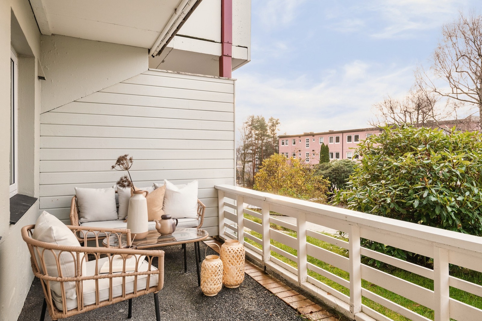 Flott opparbeidet vestvendt terrasse - et hyggelig inngangsparti med ettermiddagssol. Galleribilde