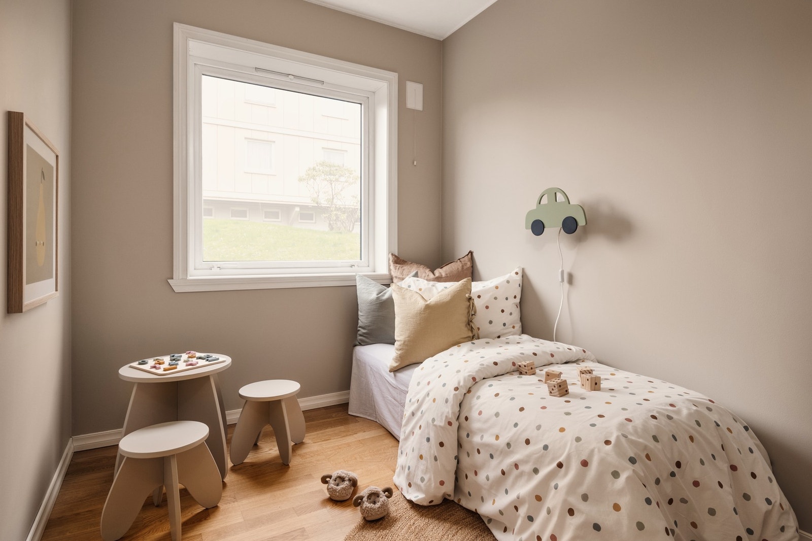 Ypperlig som barnerom, hobbyrom, eller kontor. Galleribilde