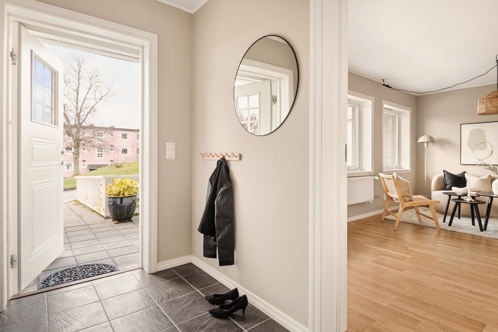 Velkommen inn! Velholdt leilighet med 3 soverom og gjennomgående 2-stavs eikeparkett. Galleribilde