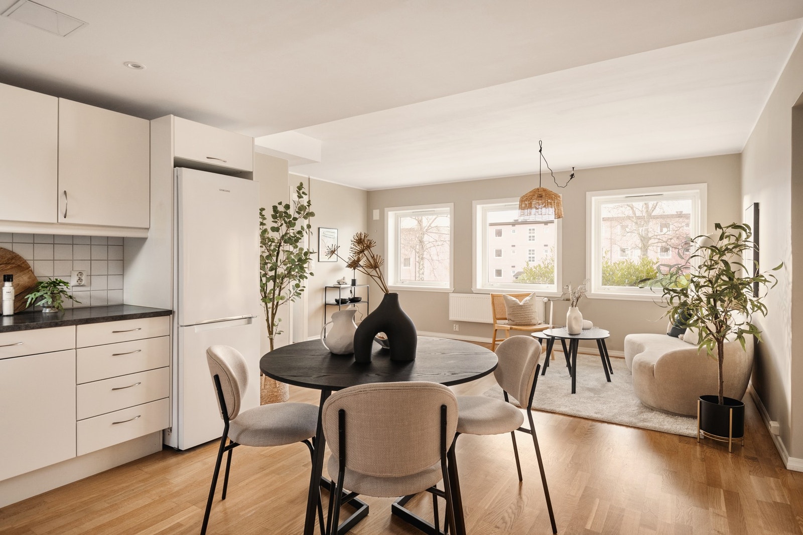 I forkant av kjøkken er det innredet med spisebord - en naturlig løsning til spisestue. Galleribilde