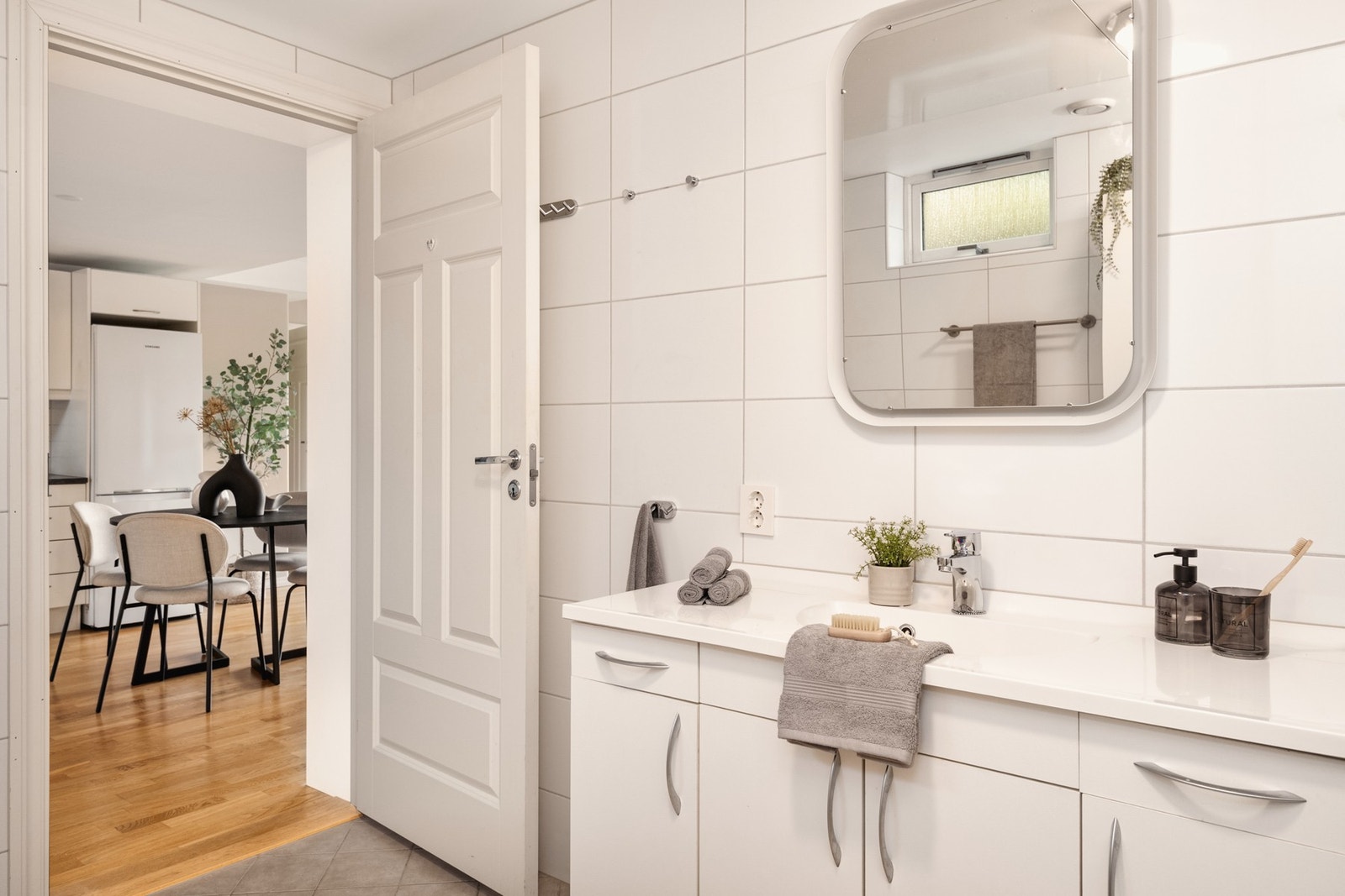 Stilrent og helfliset bad med varmekabler i gulv. Galleribilde