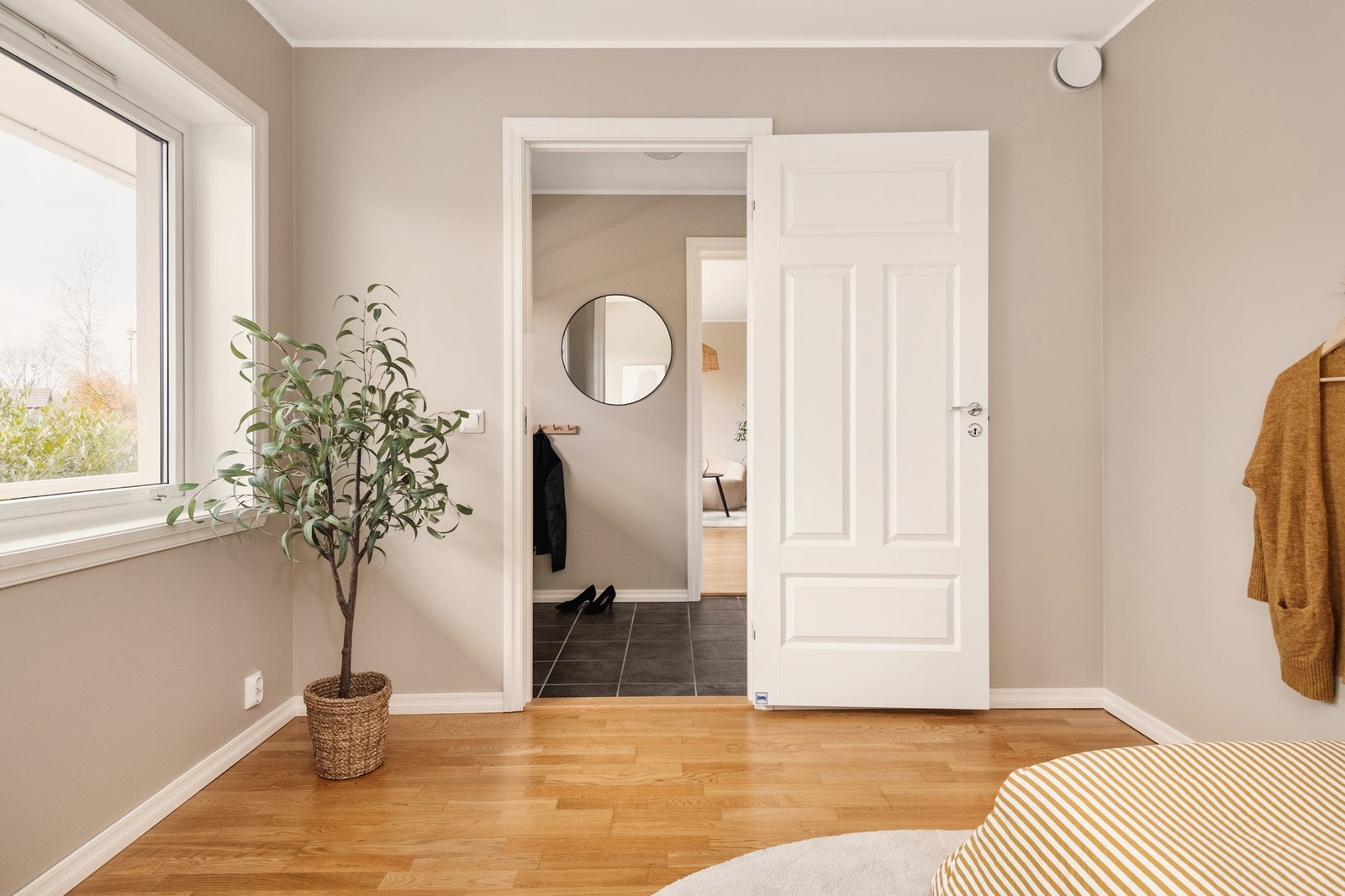 Soverom i separat ende av leiligheten med adkomst fra entrè. Galleribilde