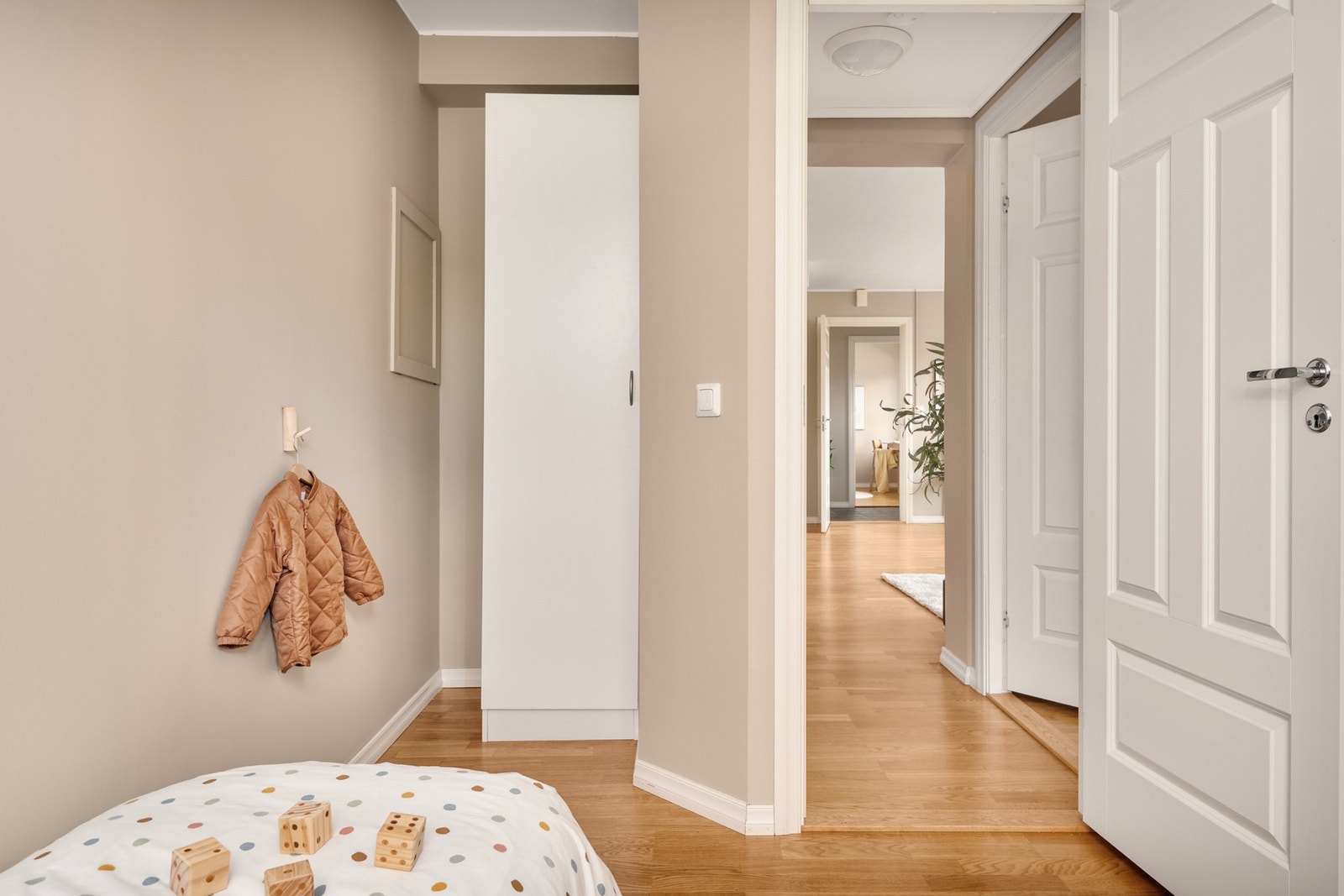 Soverom med praktisk og gjemt nisje til oppbevaring. Galleribilde