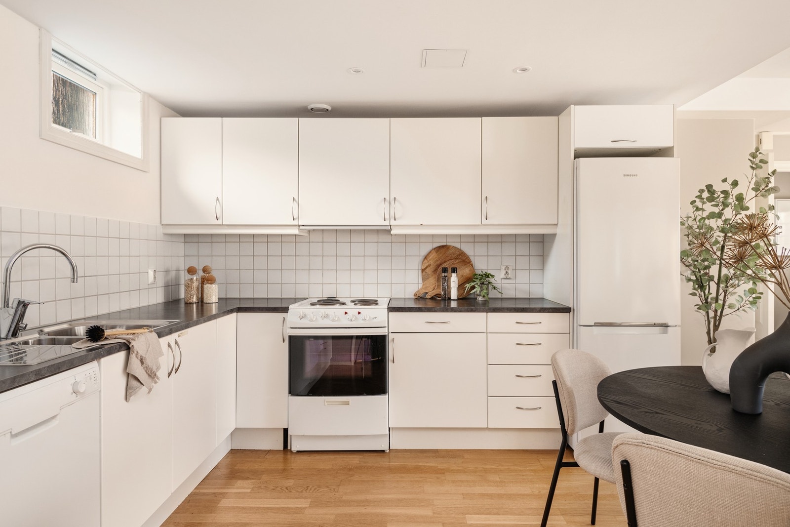 Kjøkkenet kan skilte med komfyr, oppvaskmaskin, og kjøleskap m/frys. Galleribilde