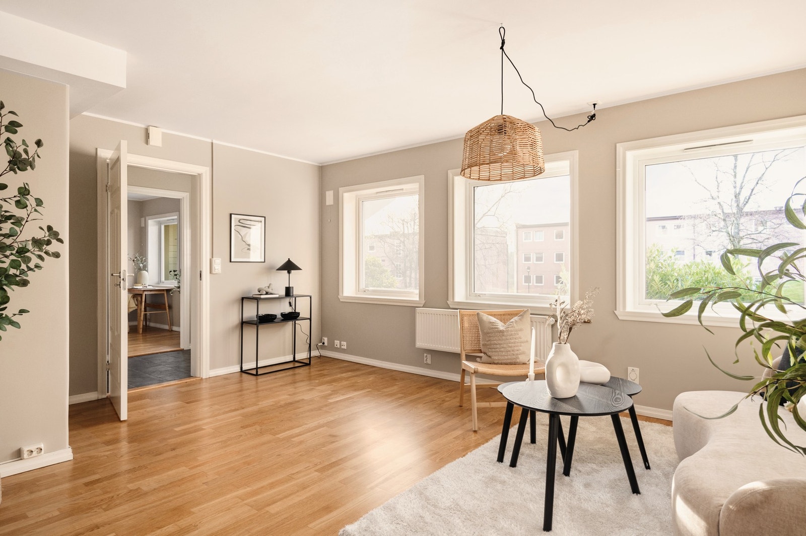 Åpen stue/kjøkken-løsning malt i behagelige farger. Her er det også varmekabler i gulv. Galleribilde