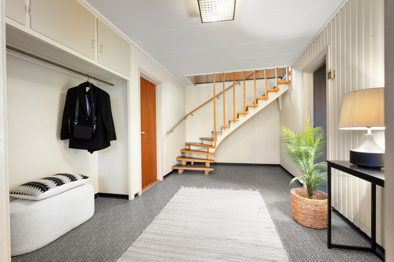 Lys og romslig hall med god plass for oppheng og oppbevaring av yttertøy, praktisk for å holde det ryddig Galleribilde