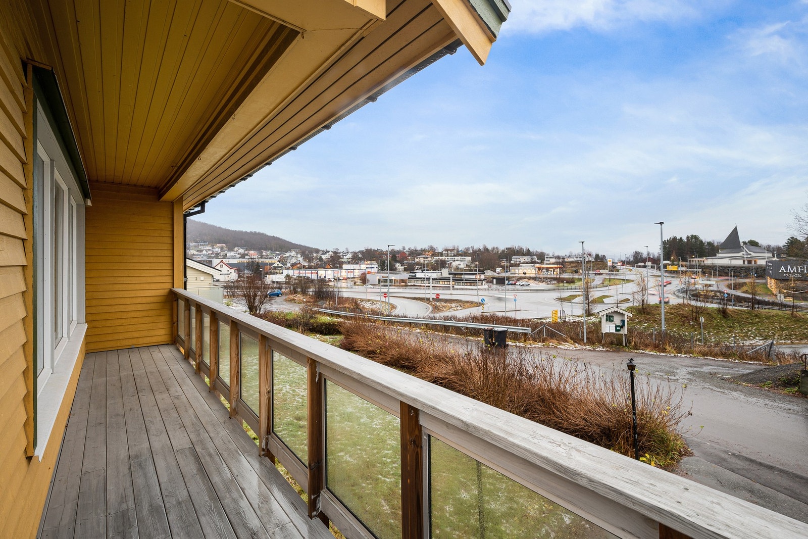 Terrasseområdet i 1. etasjen strekker seg nesten rundt hele boligen, og gir deg utsikt og god oversikt over nærområdet Galleribilde