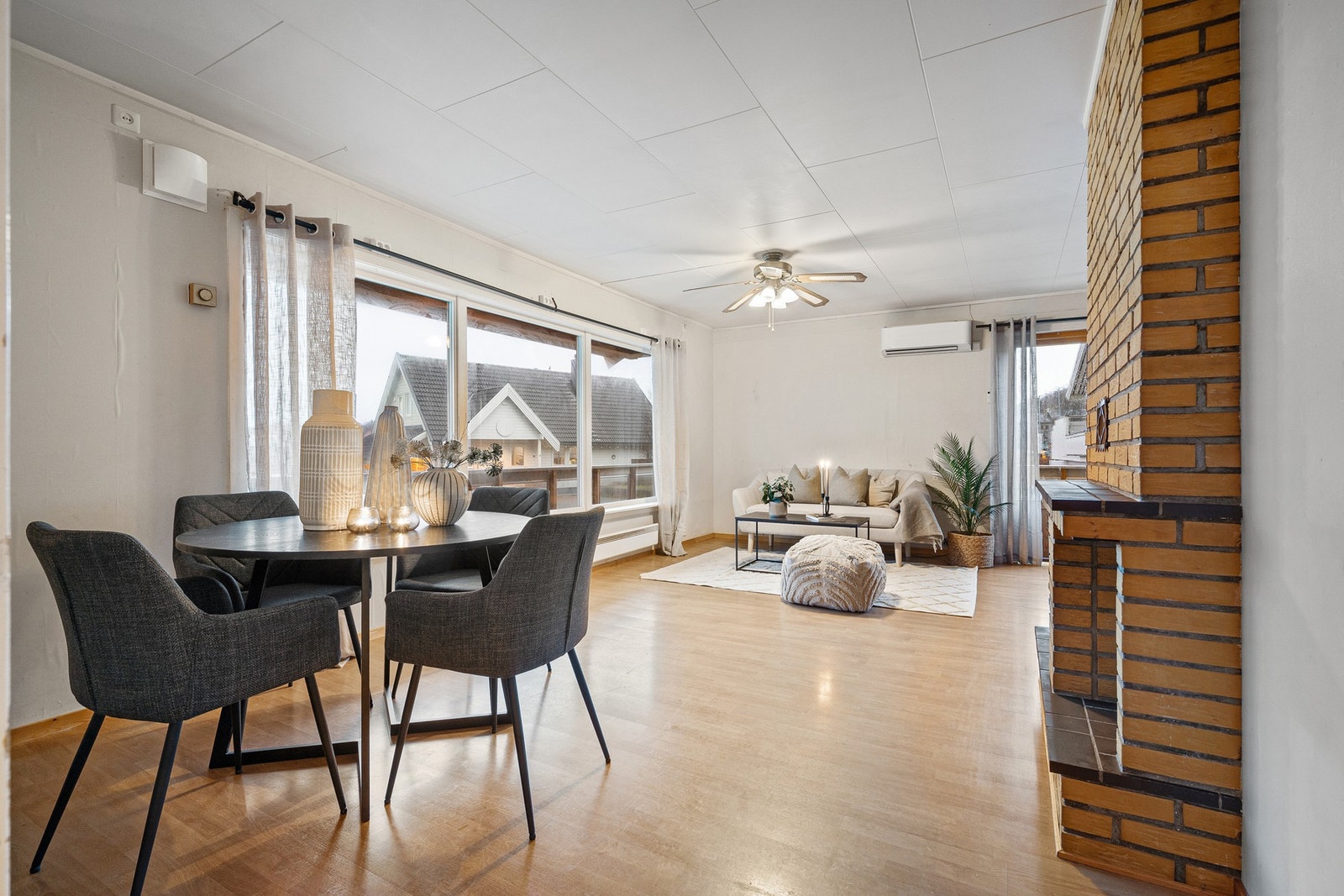 God plass til både sofagruppe og spisestue Galleribilde