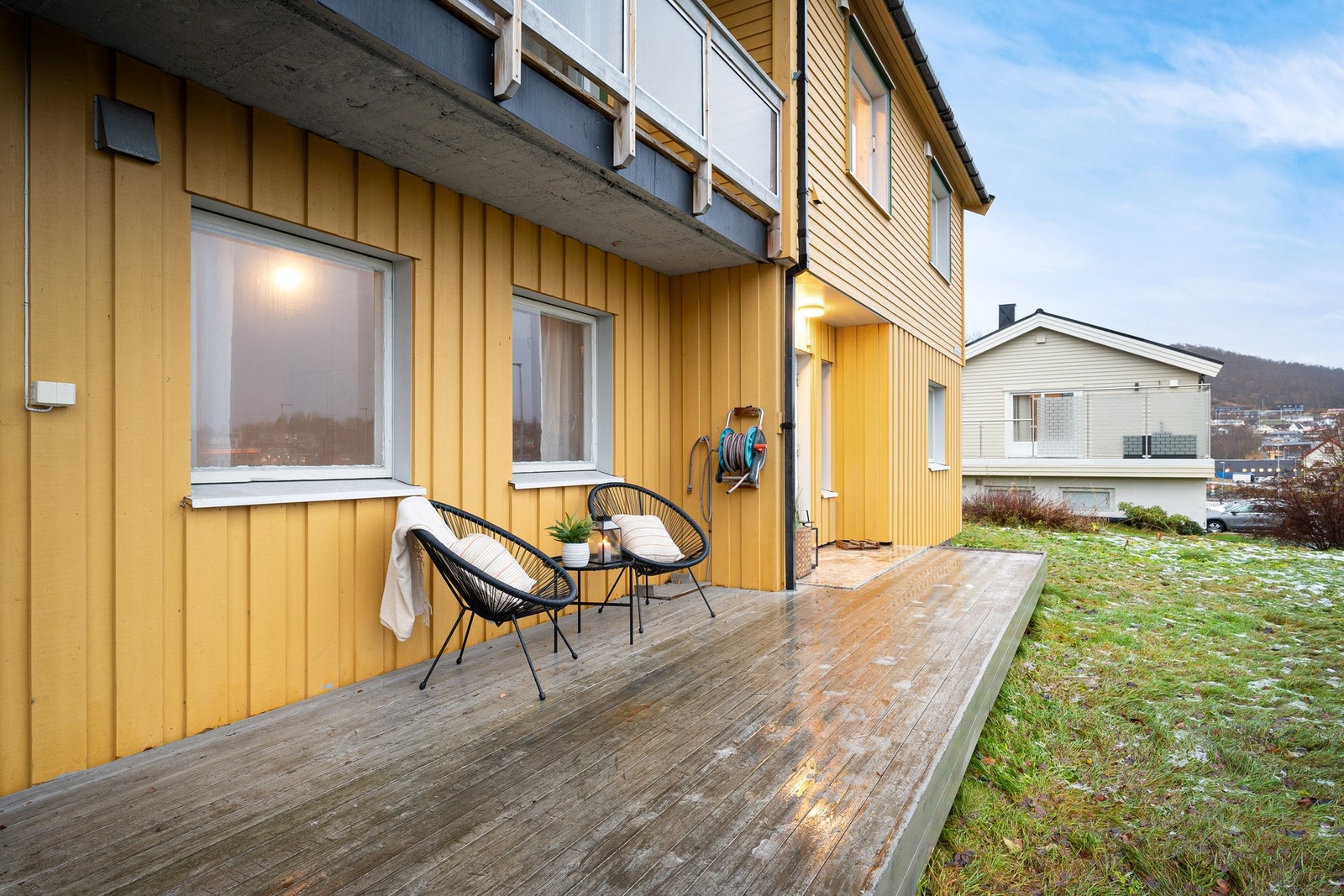 Ved inngangspartiet er det også opparbeidet med platting, og med delvis overbygg passer det perfekt med noen sitteplasser Galleribilde