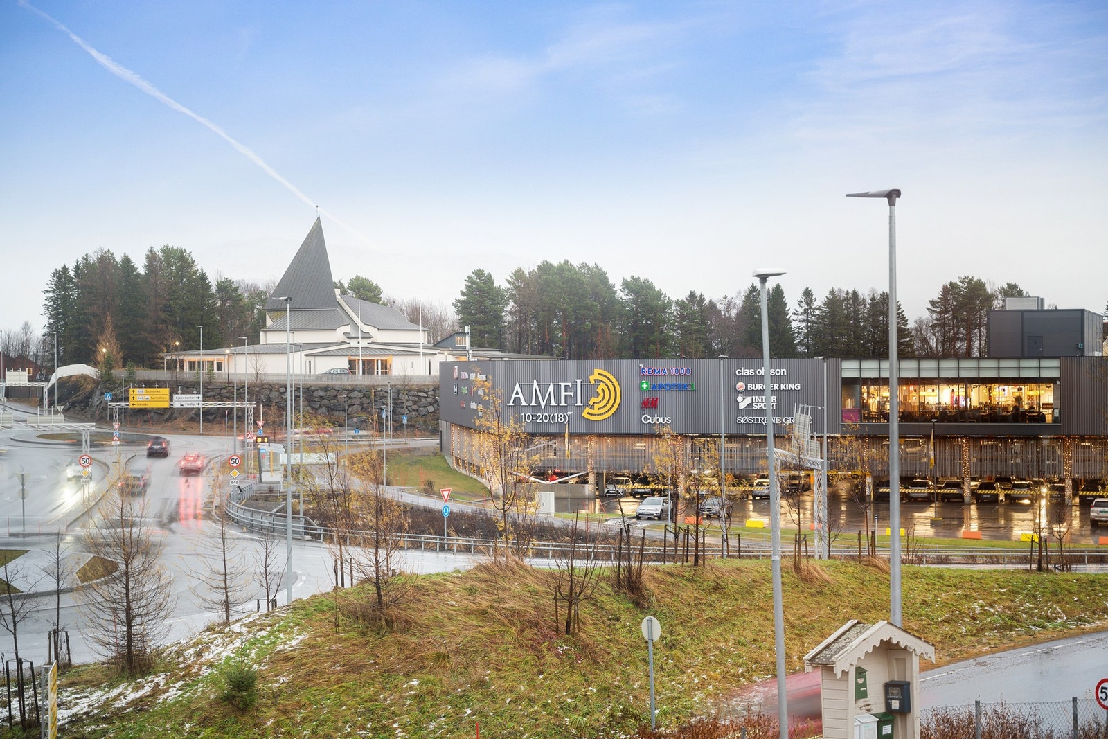 Fra eiendommen kan du se over til Amfi kjøpesenter med kaféer og et godt utvalg av ulike butikker Galleribilde