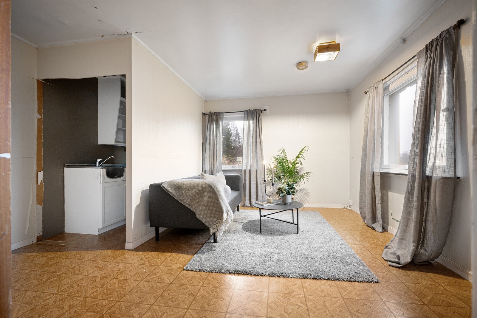 Det er en liten kjøkkenkrok delvis adskilt fra stuen Galleribilde