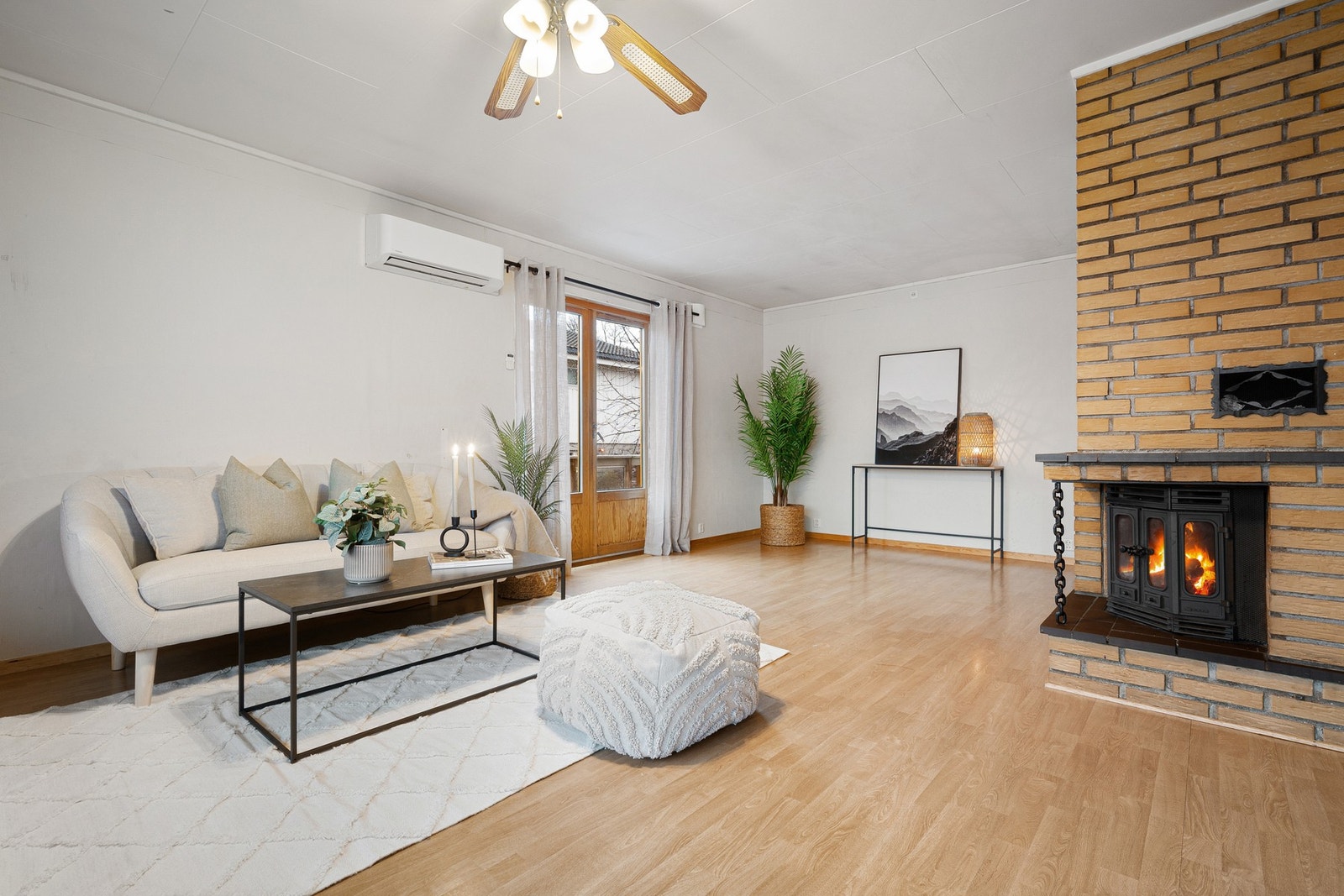 Stue en er åpen med lyse overflatene og fint innslipp av naturlig lys Galleribilde