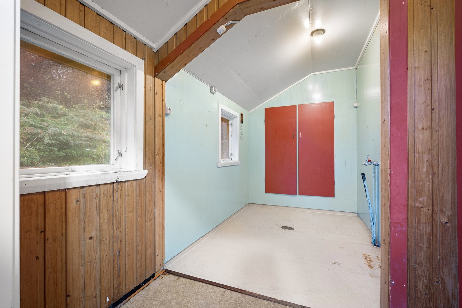 Vaskerommet har opplegg for vaskemaskin og tørketrommel, og rommet har egen utgang til terrasse Galleribilde