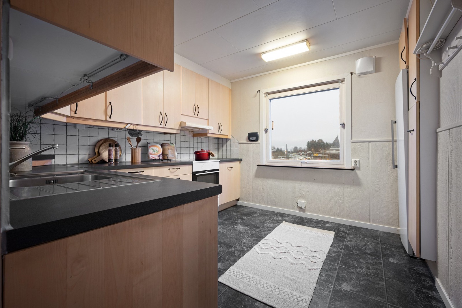 Kjøkkenet har god plass til oppbevaring og godt med benkeplass til å tilberede måltider Galleribilde