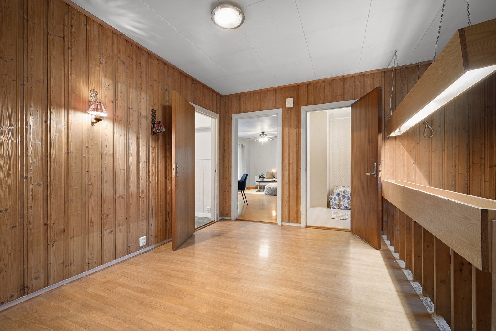 Gangen mellom rommene er romslig og gir plass for møblering med for eksempel kommode Galleribilde