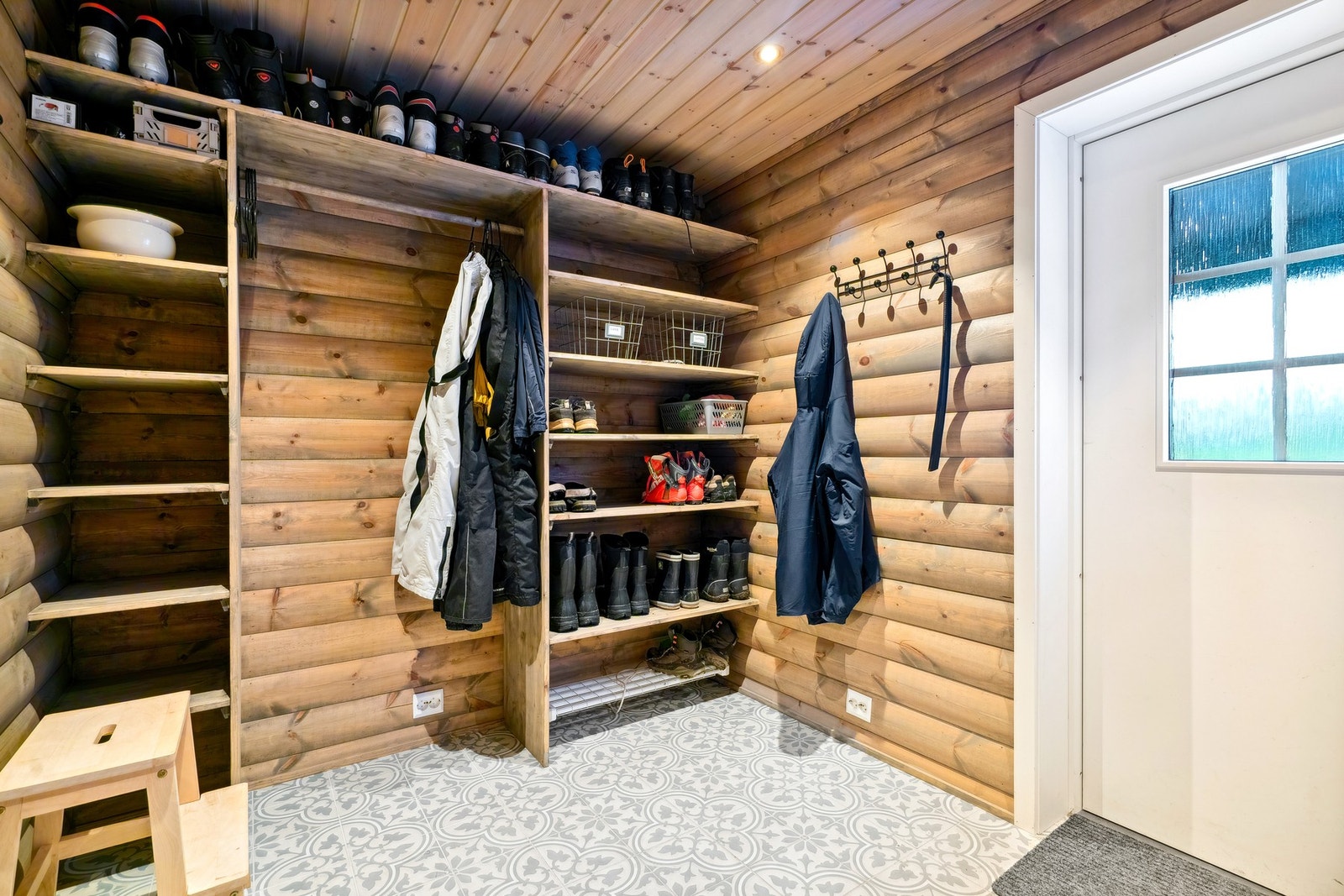 Velkommen inn! Entréen er godt utnyttet med et praktisk hyllesystem - Her har du også varmekabler i gulvet Galleribilde