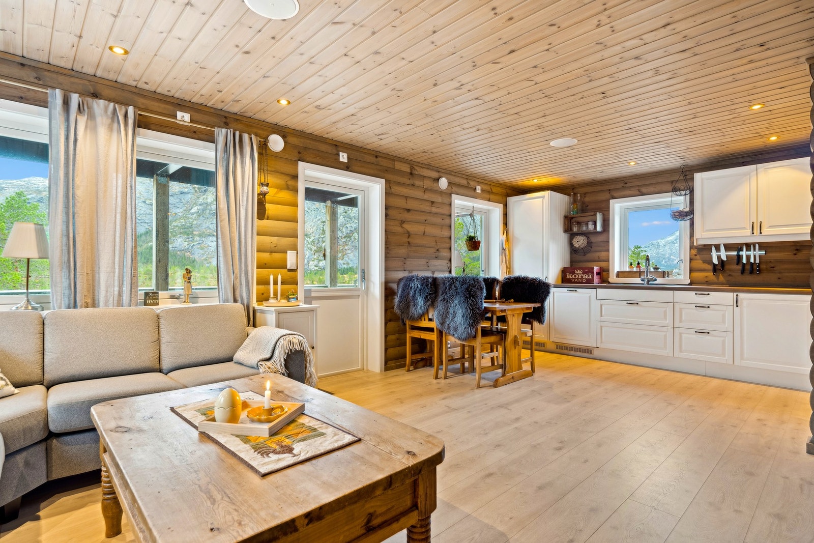 Hytten har totalt et innvendig areal på 84m² Galleribilde