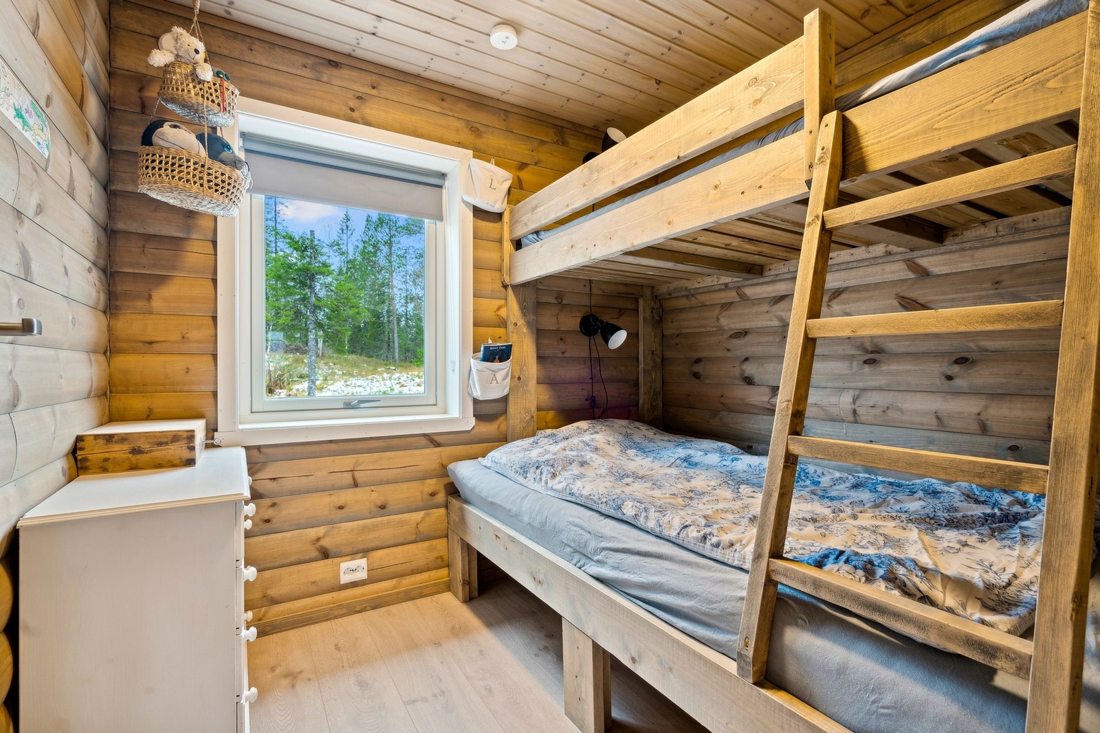 Hytta har hele 3 soverom og derav godt med soveplasser Galleribilde