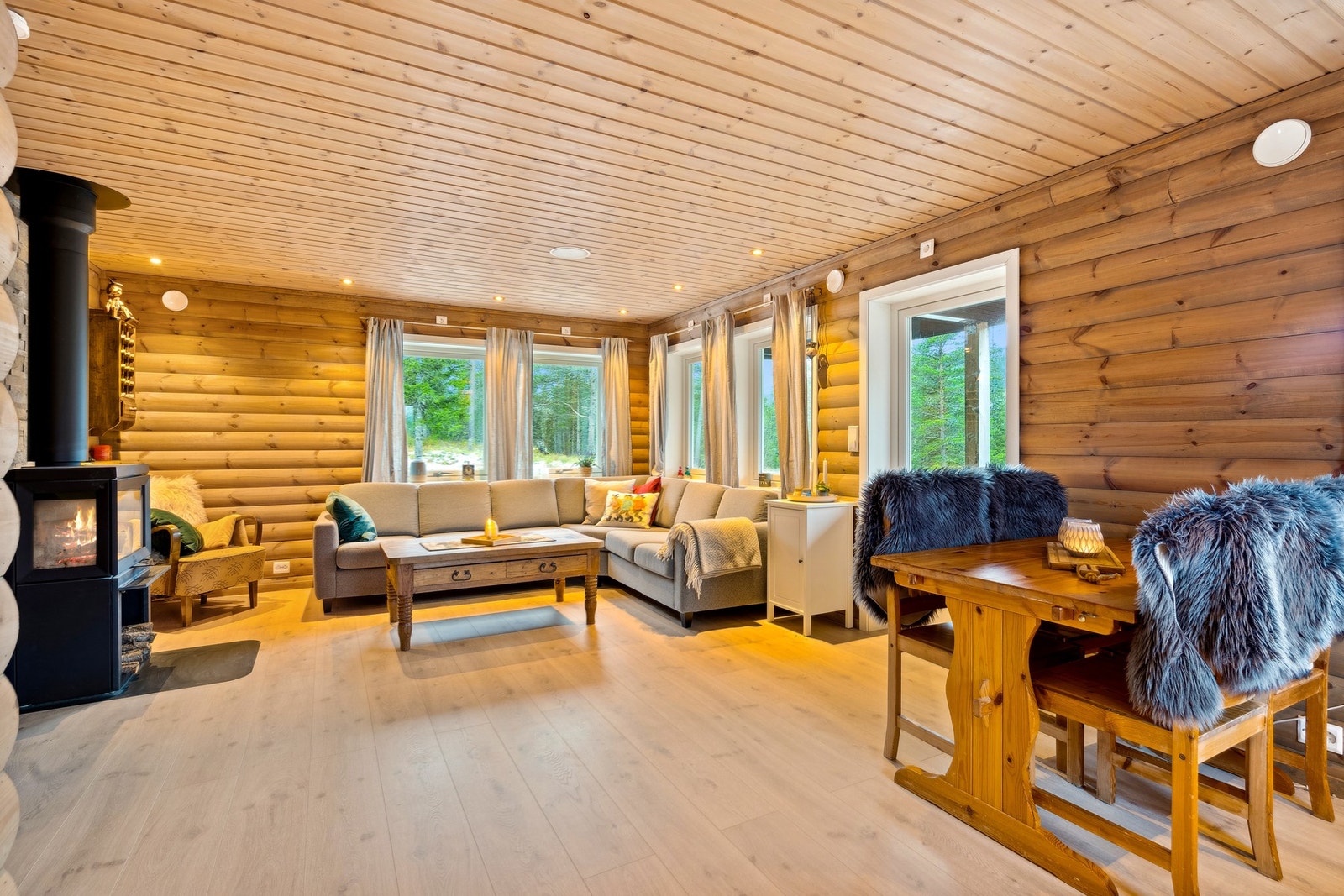 Med åpen løsning mellom stue og kjøkken er det godt tilrettelagt for sosialt samvær Galleribilde