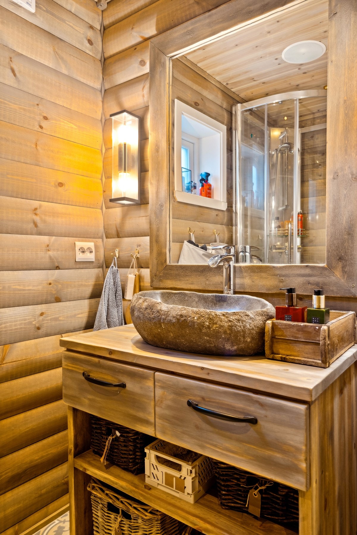 Badet ligger plassert i tilknytning til entréen og har blant annet dusj og opplegg for vaskemaskin Galleribilde