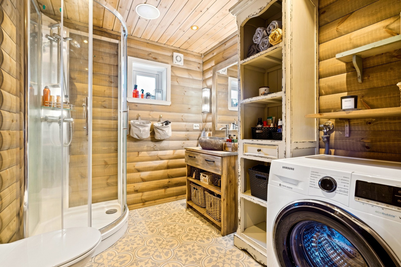 Gulvet er flislagt med elektriske varmekabler Galleribilde