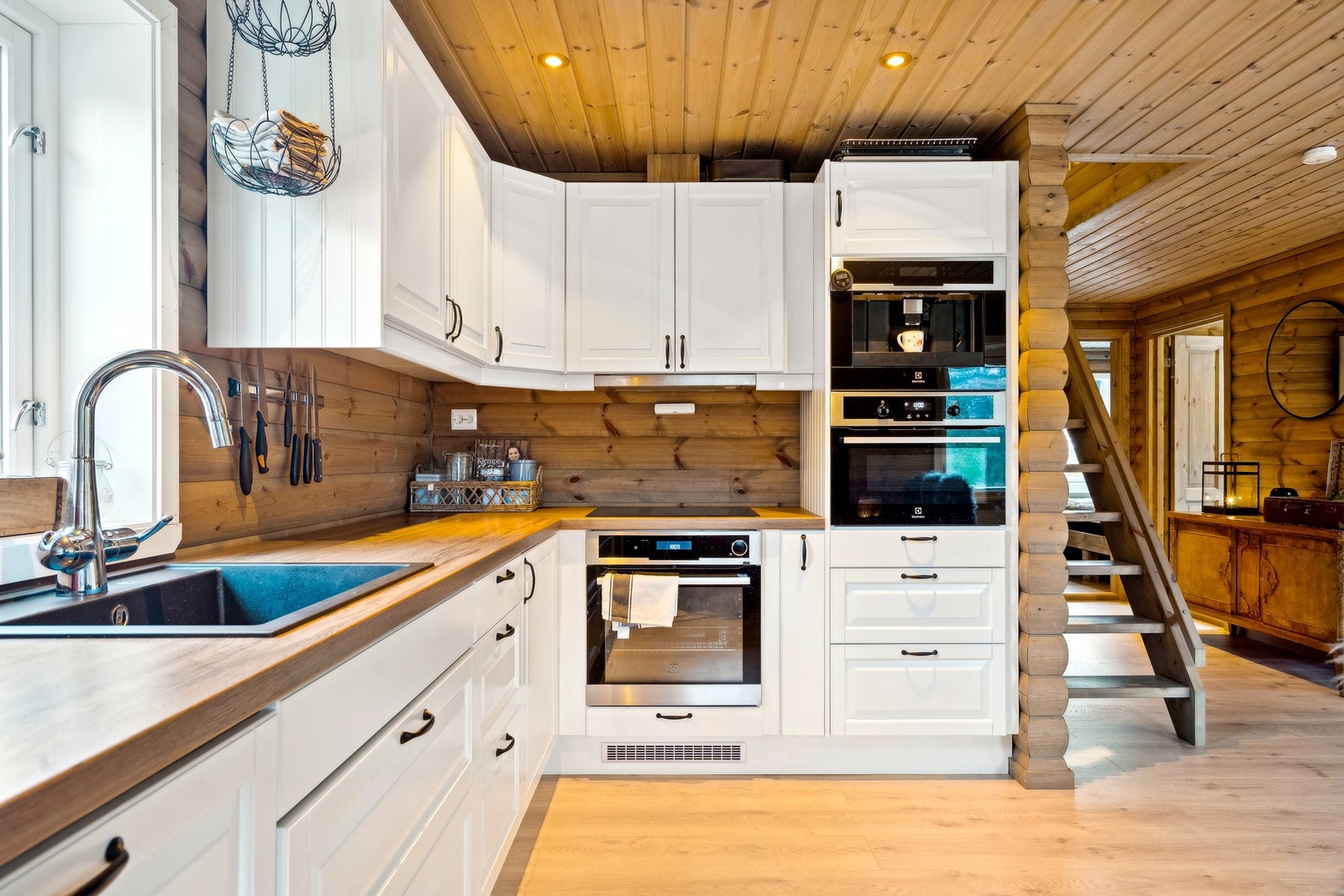 Lyst og klassisk kjøkken med de funksjonene du måtte trenge Galleribilde