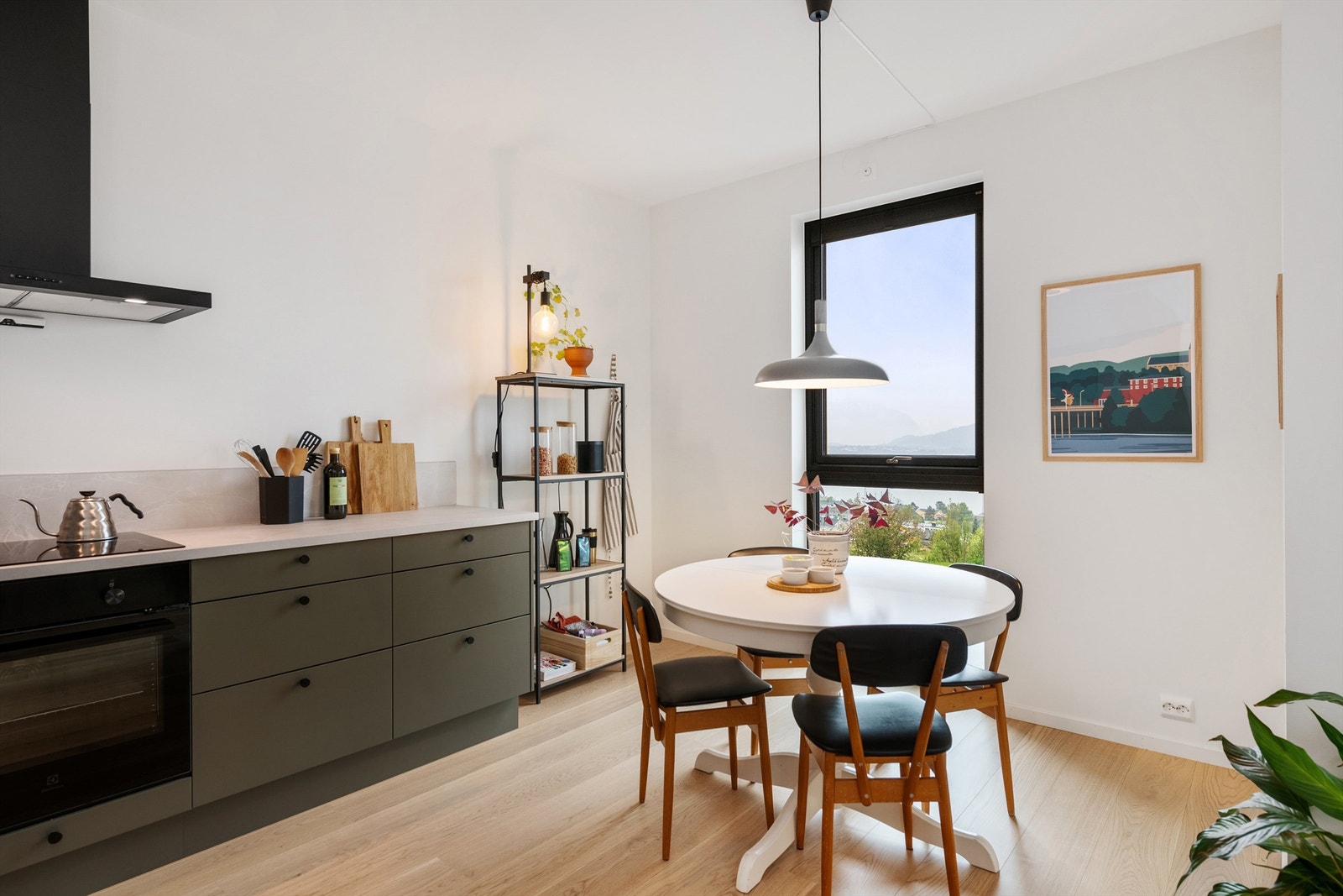 Det er god plass til spisebord på kjøkkenet som er plassert ved vinduet hvor man også kan nyte den flotte utsikten Galleribilde