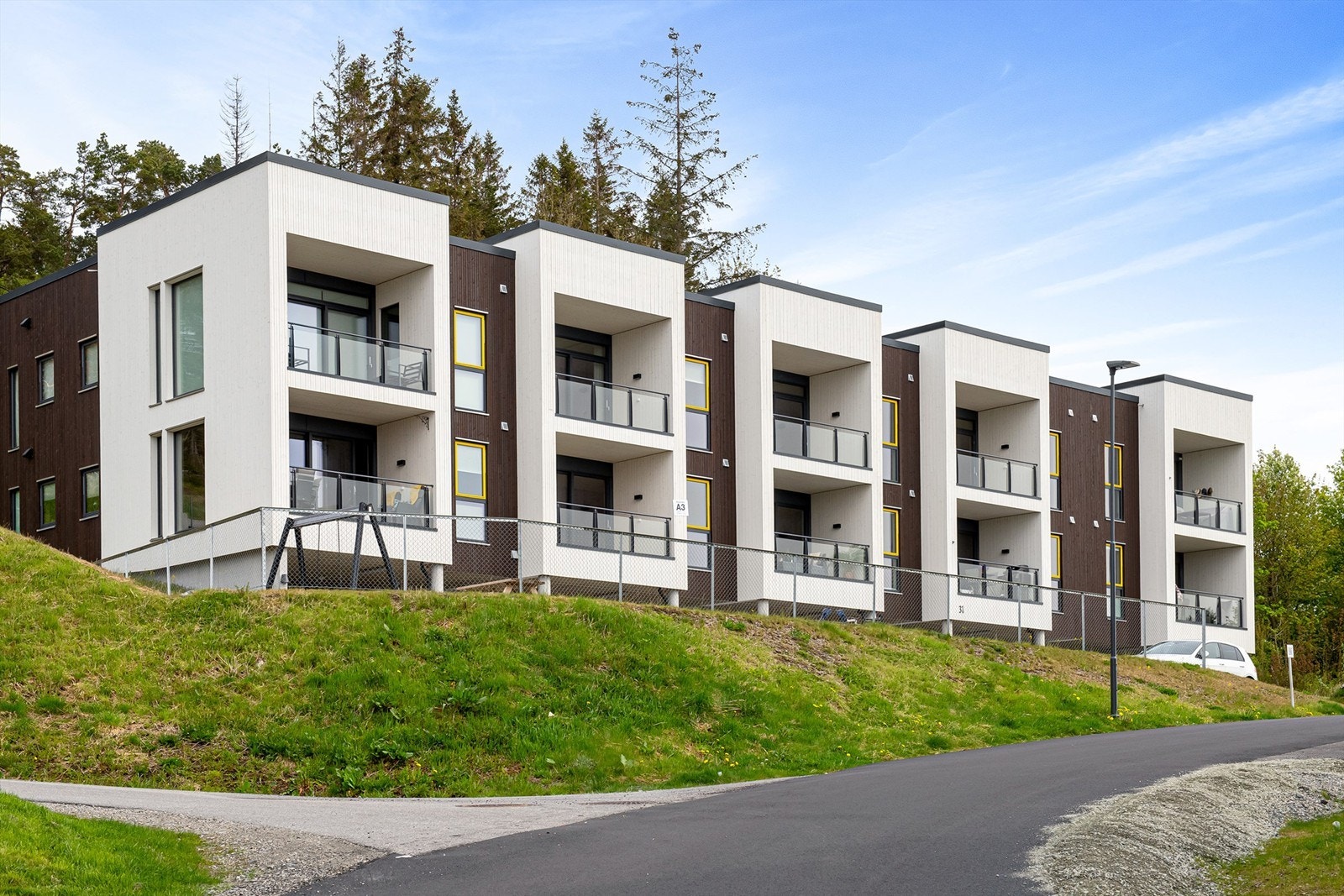 Fasade av blokken sett fra adkomstvei Galleribilde