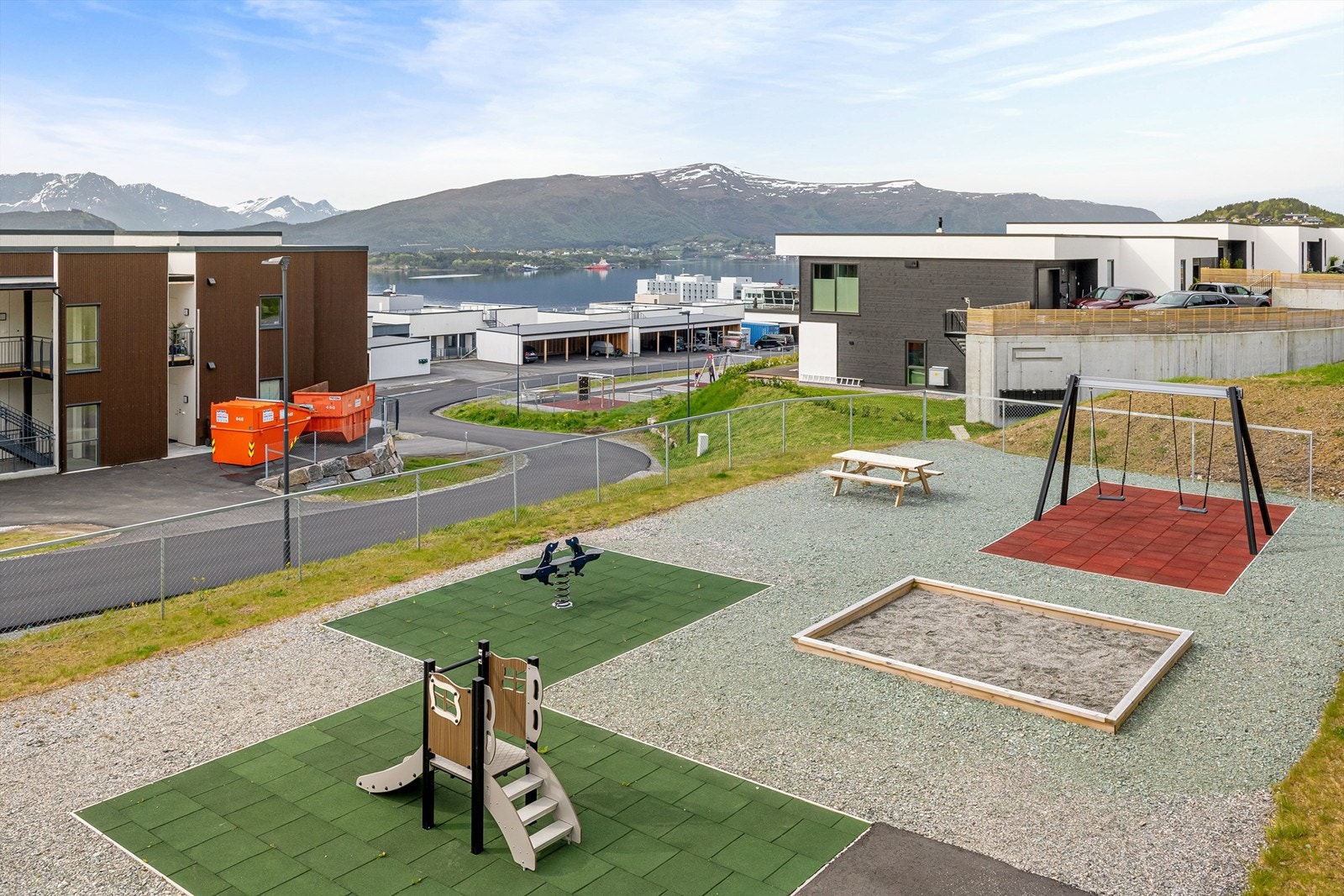Flott fellesområde og lekeplass i sameiet like ved blokken Galleribilde