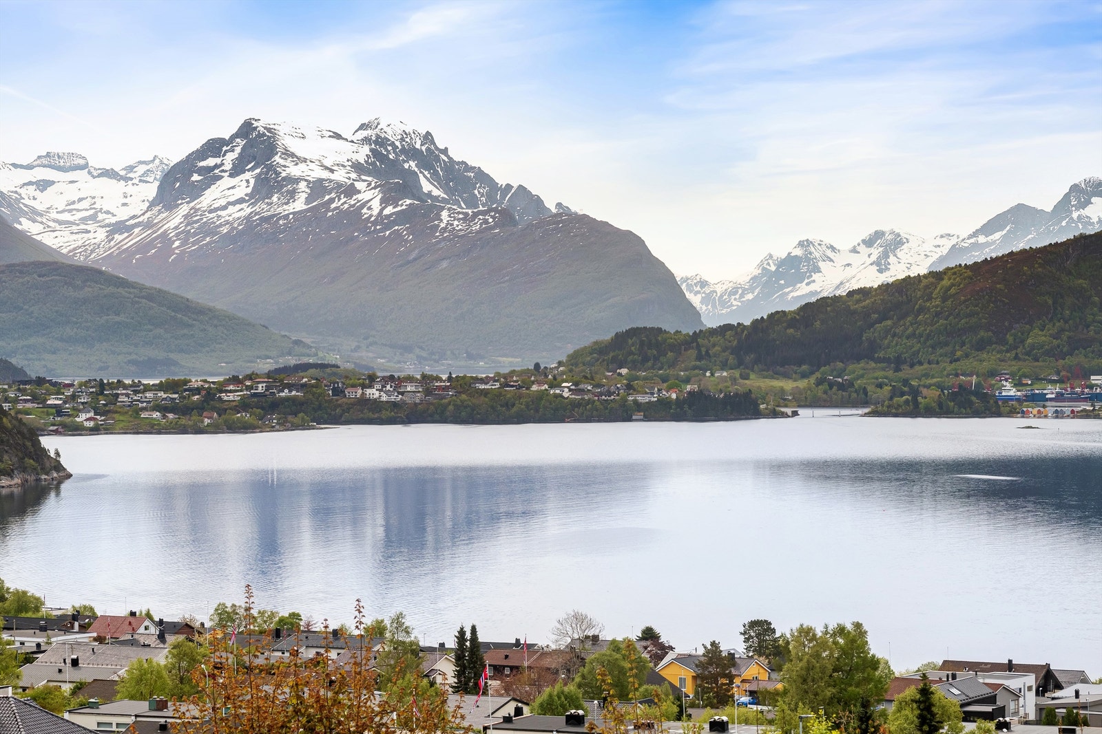 Flott utsikt mot Borgundfjorden og Sunnmørsfjella Galleribilde
