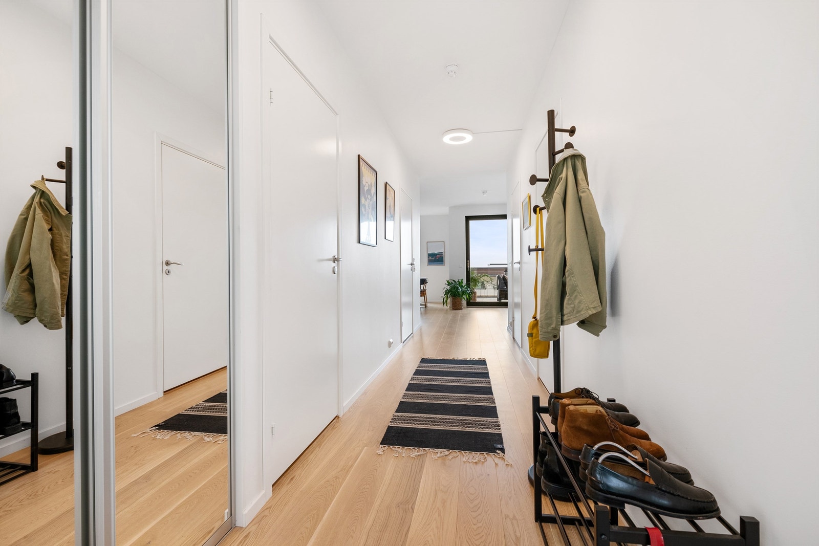 Entre/gang mot stue. Hvite glatte innerdører Galleribilde