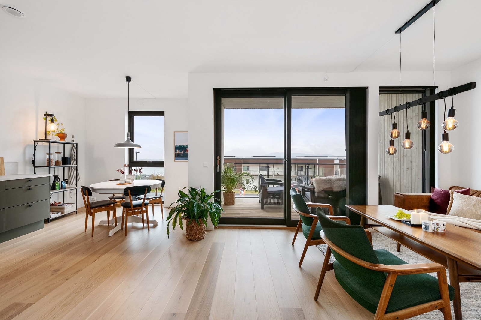 Lys og innbydende stue med adskilt åpen kjøkkenløsning. Koselig spiseplass på kjøkkenet med nydelig utsikt. Galleribilde