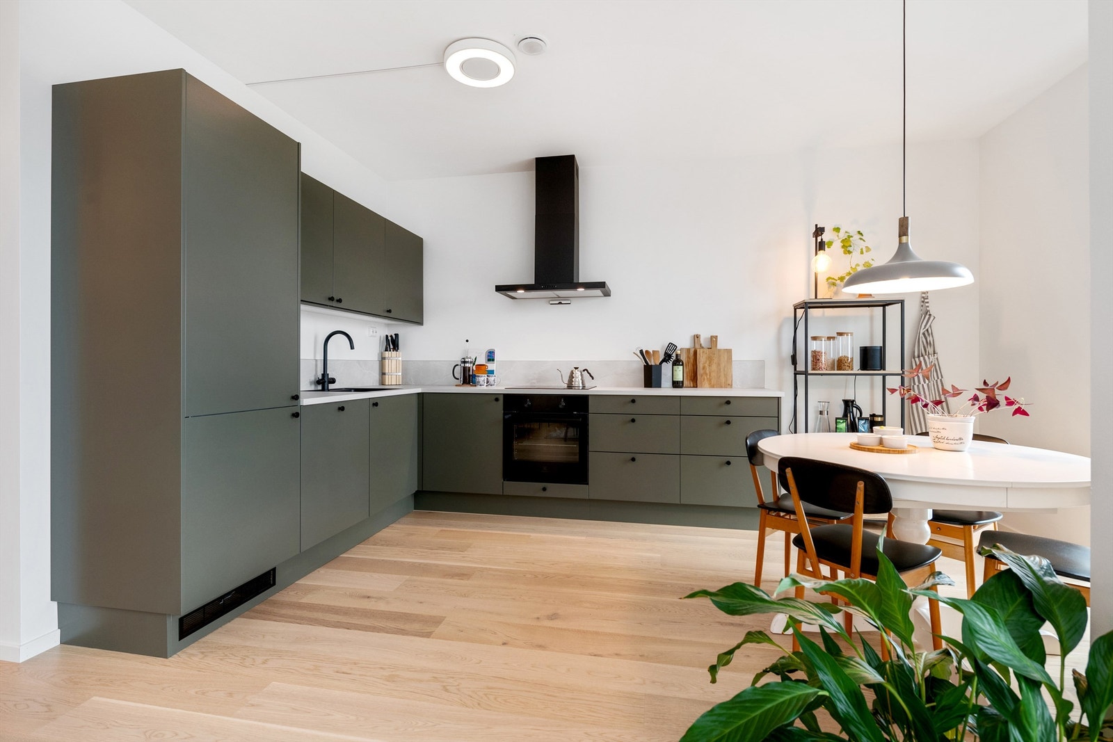 Sigdal kjøkkeninnredning med grå glatte fronter og laminat benkeplate Galleribilde