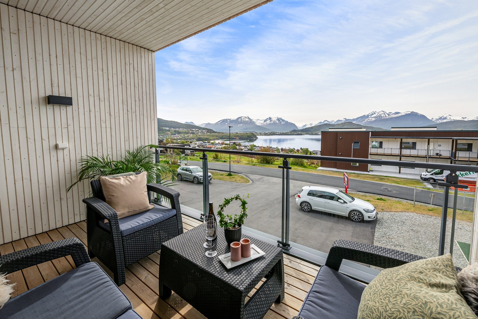 Flott utsikt mot Borgundfjorden og Sunnmørsalpane Galleribilde