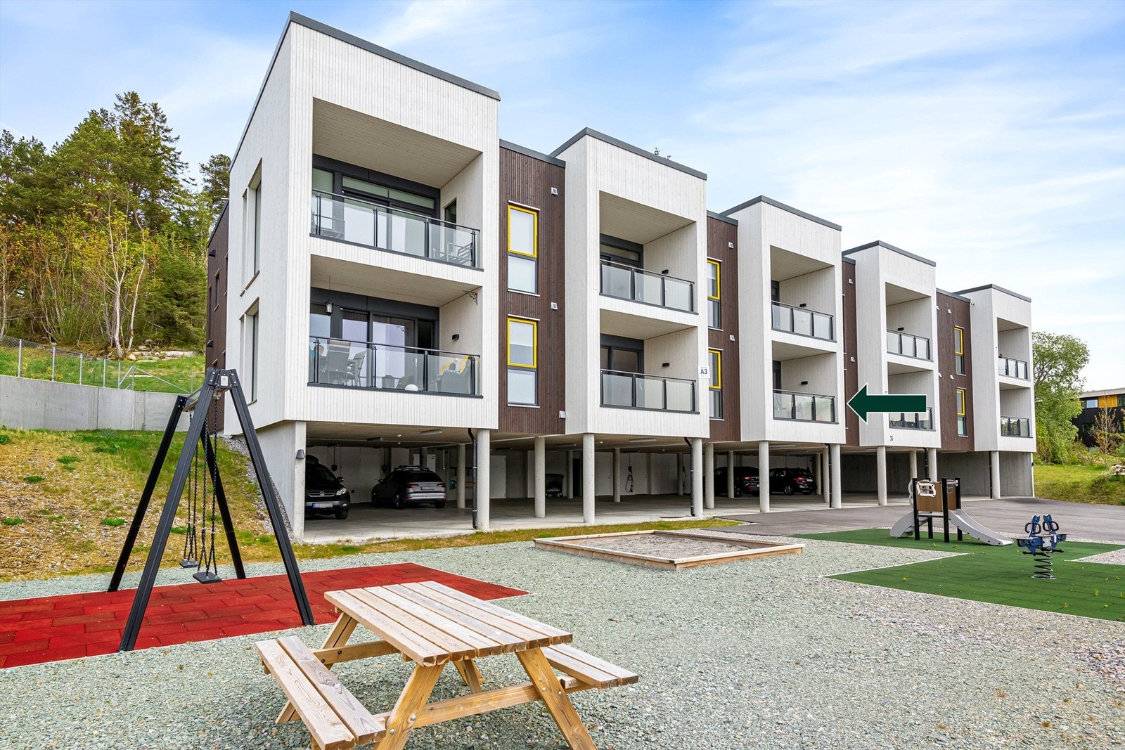 Fasade mot syd med felles lekeplass i sameiet. Galleribilde