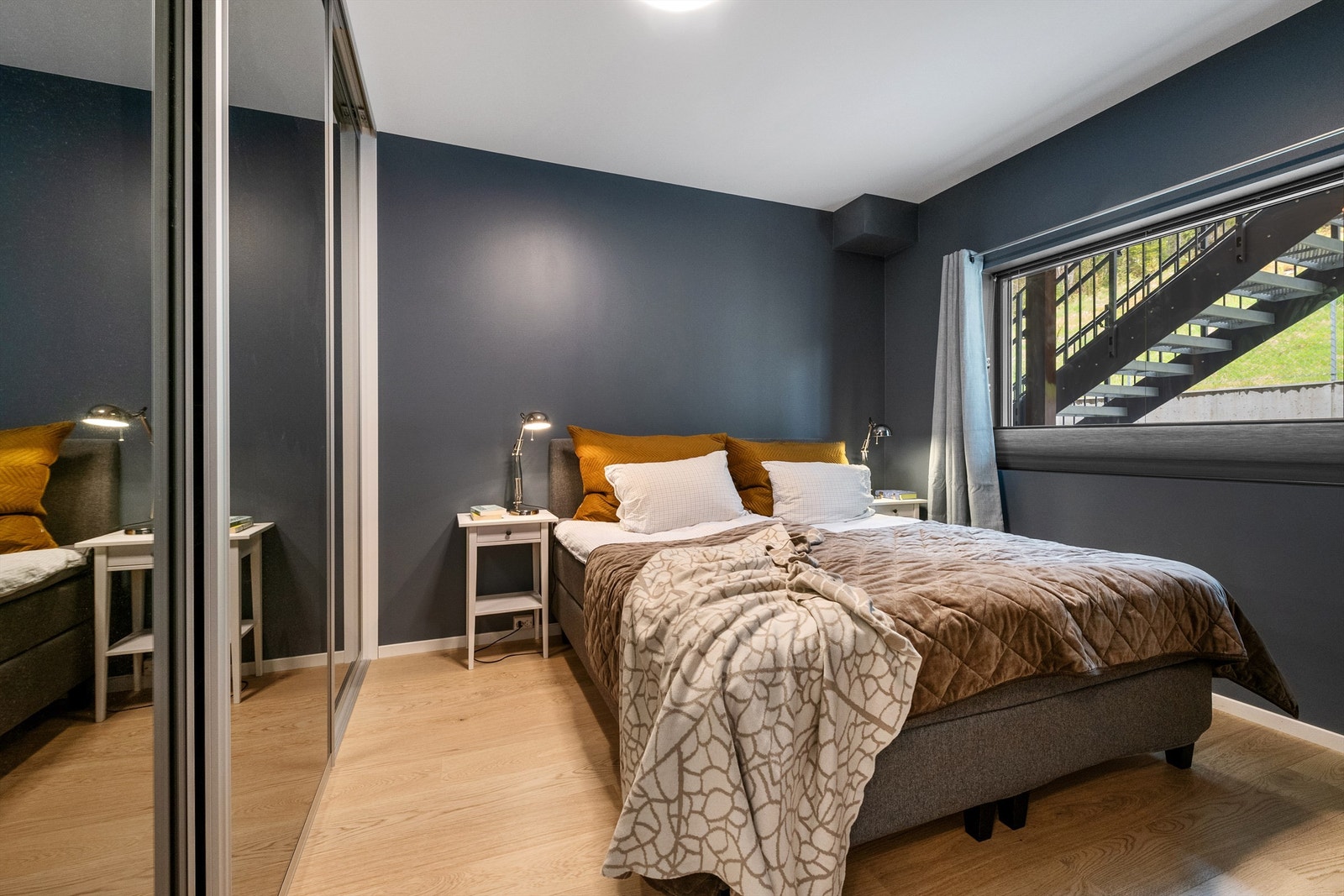 Romslig hovedsoverom med god plass til dobbelseng og stor skyvedørsgarderobe Galleribilde