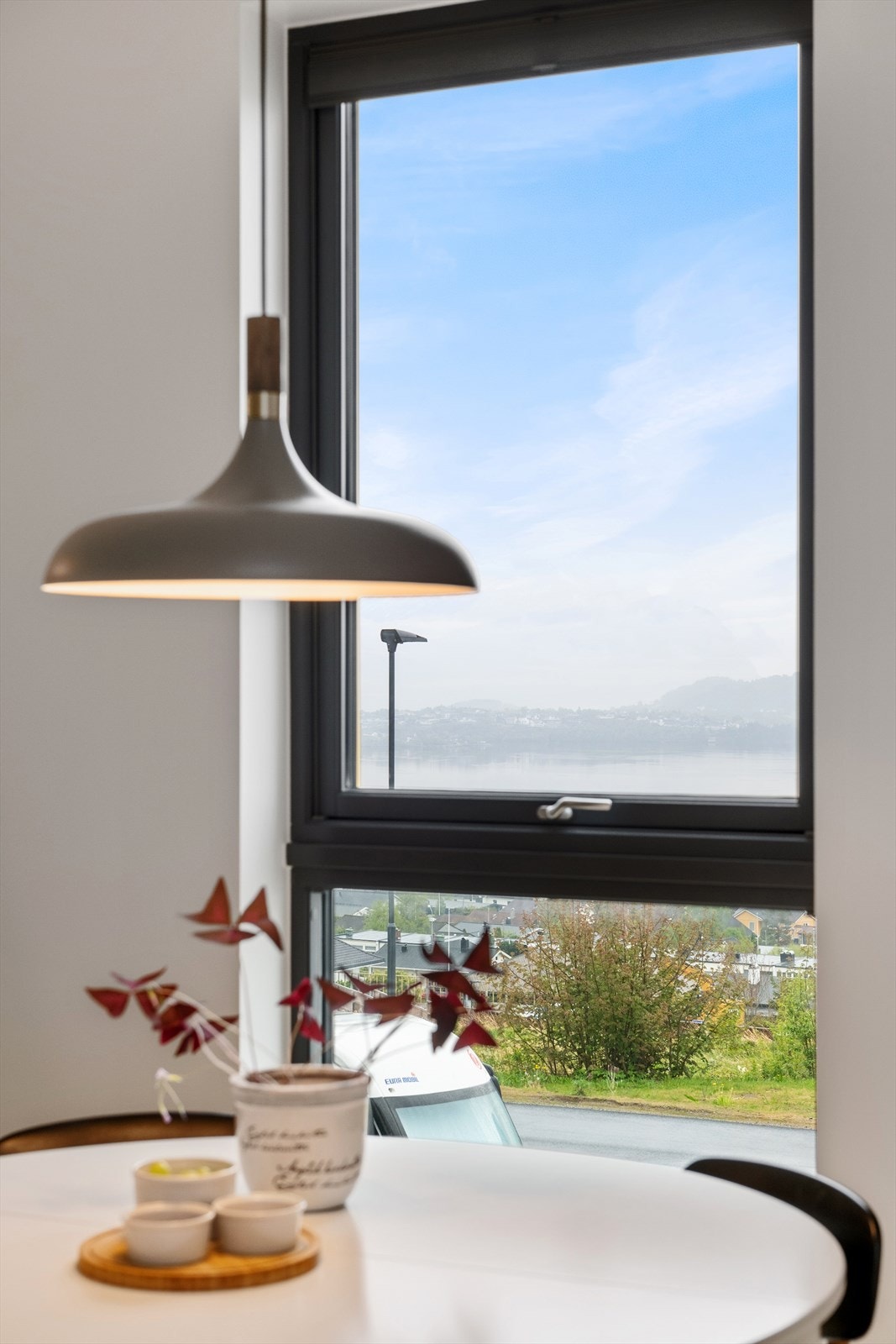 Flott utsikt fra spiseplassen på kjøkkenet Galleribilde