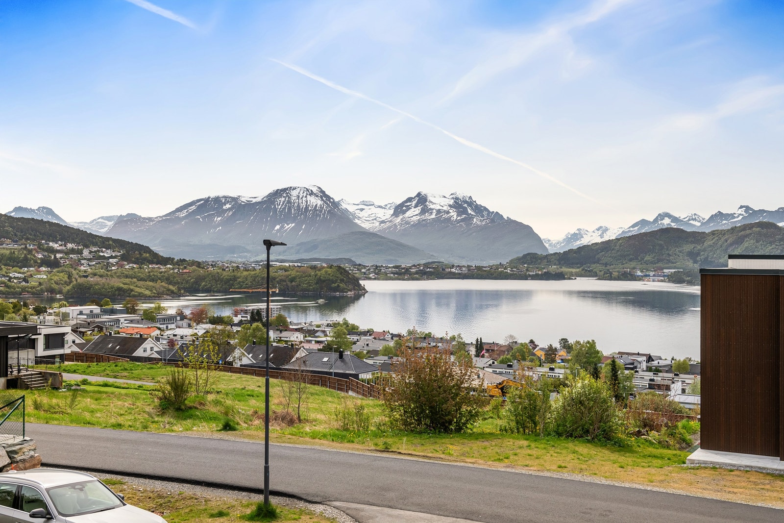 Utsikt mot syd mot Borgundfjorden og Sunnmørsfjella Galleribilde