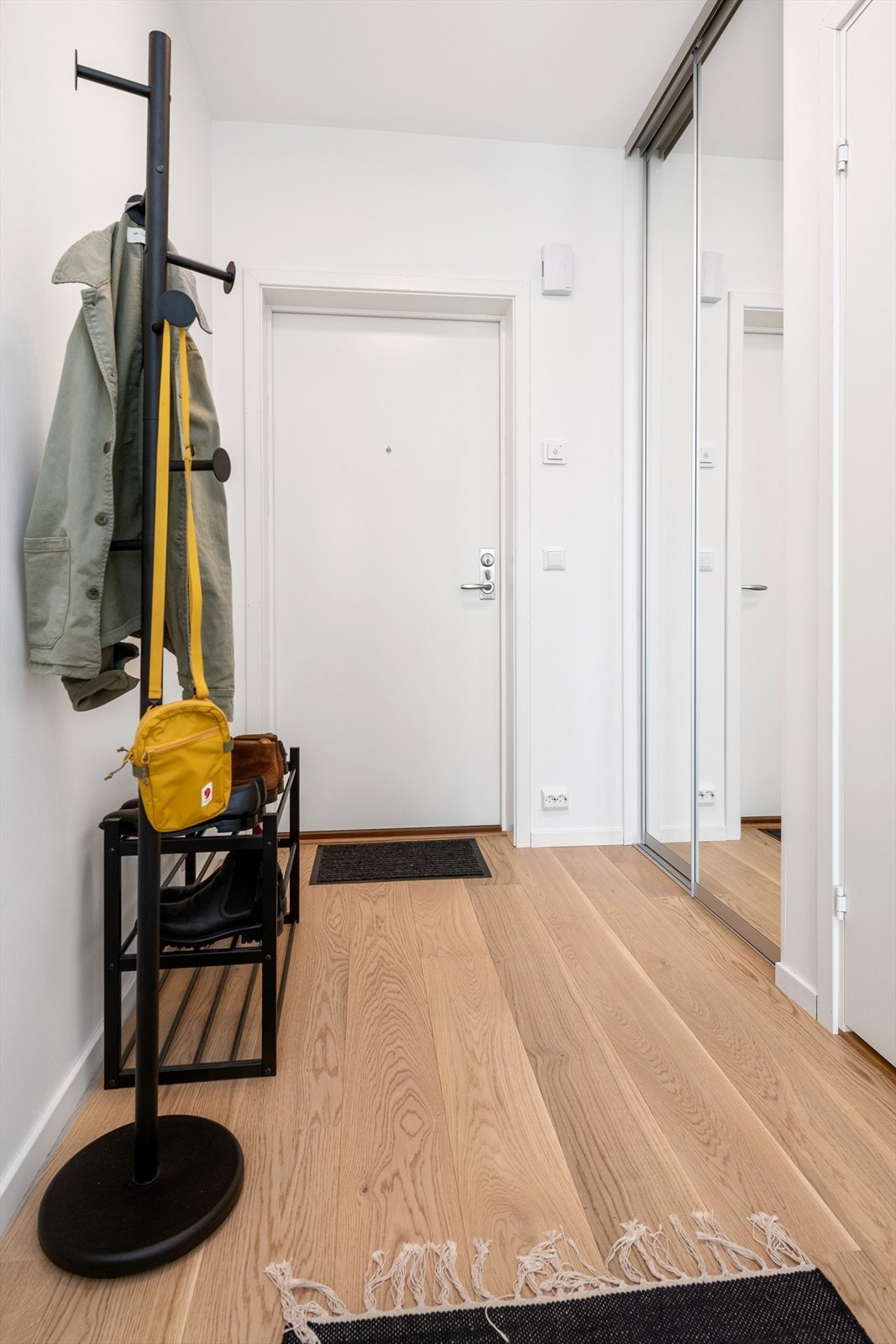 Entre/inngangsparti med skyvedørsgarderobe med 2 speildører som gir en god romfølelse og god plass til oppbevaring av yttertøy. Galleribilde