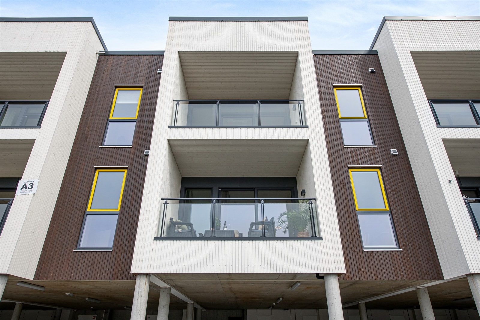 Fasade mot syd - leiligheten er beliggende i 1. etasje Galleribilde