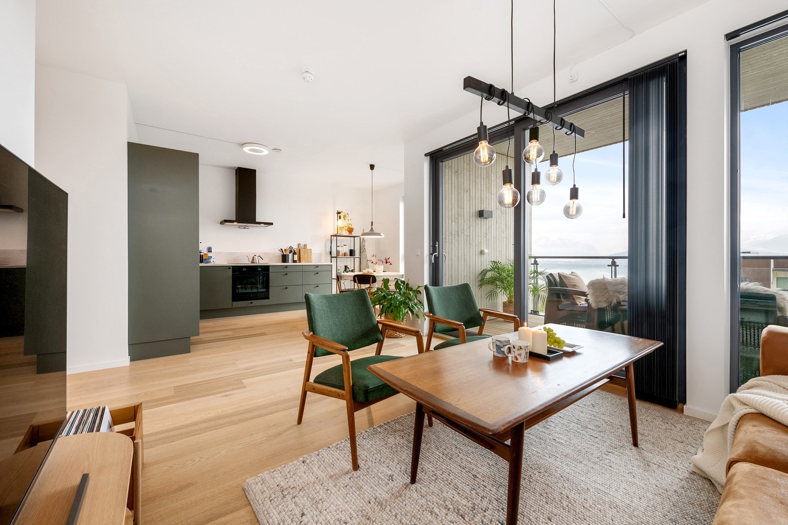 Krogsveen Sunnmøre v/Eiendomsmegler Elisabeth Skjold har gleden av å presentere en nyere flott eierleilighet med fantastisk utsikt mot fjord og fjell Galleribilde