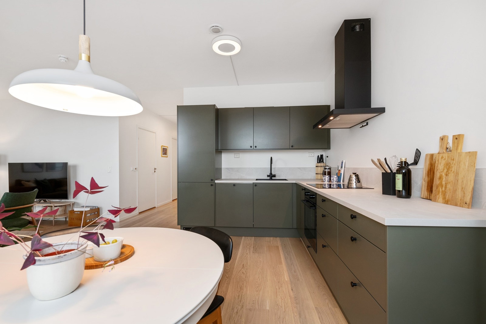 Kjøkkenet har fullintegrert kjøl/fryseskap og oppvaskmaskin. Integrert stekeovn, induksjons topp. Komfyrvakt. Kjøkkenventilator fra Røroshetta med avtrekk ut. Galleribilde