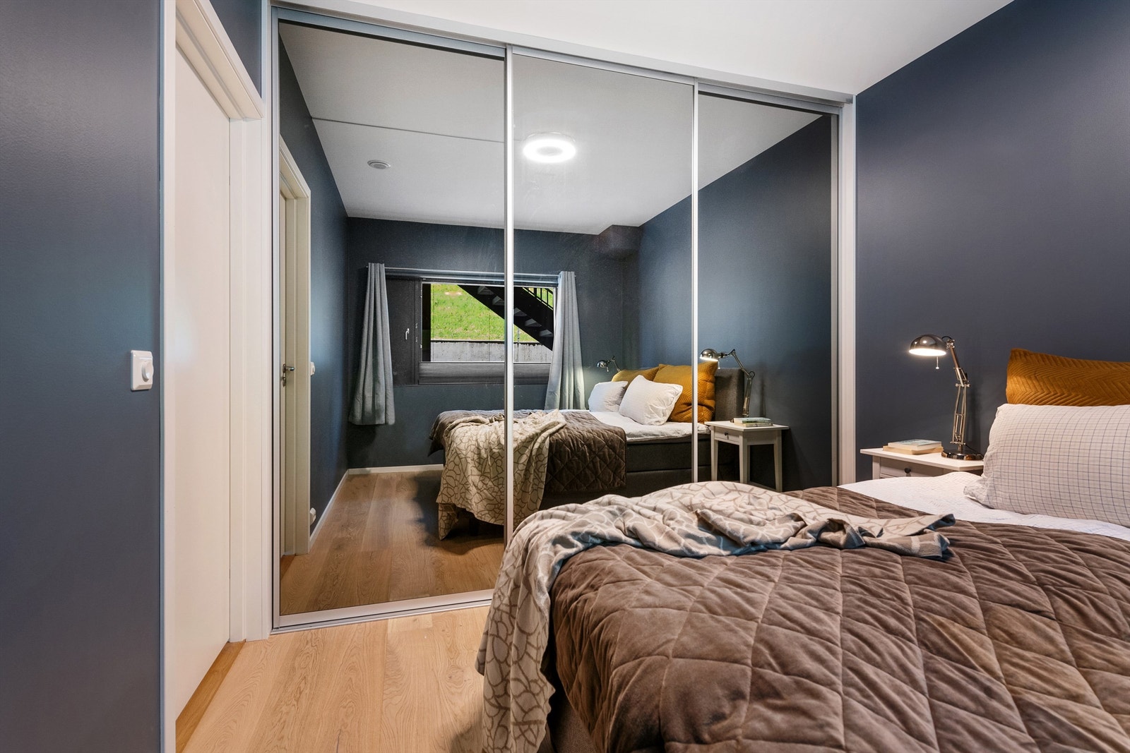 Stor skyvedørsgarderobe med 3 speildører på hovedsoverom som gir en god romfølelse Galleribilde