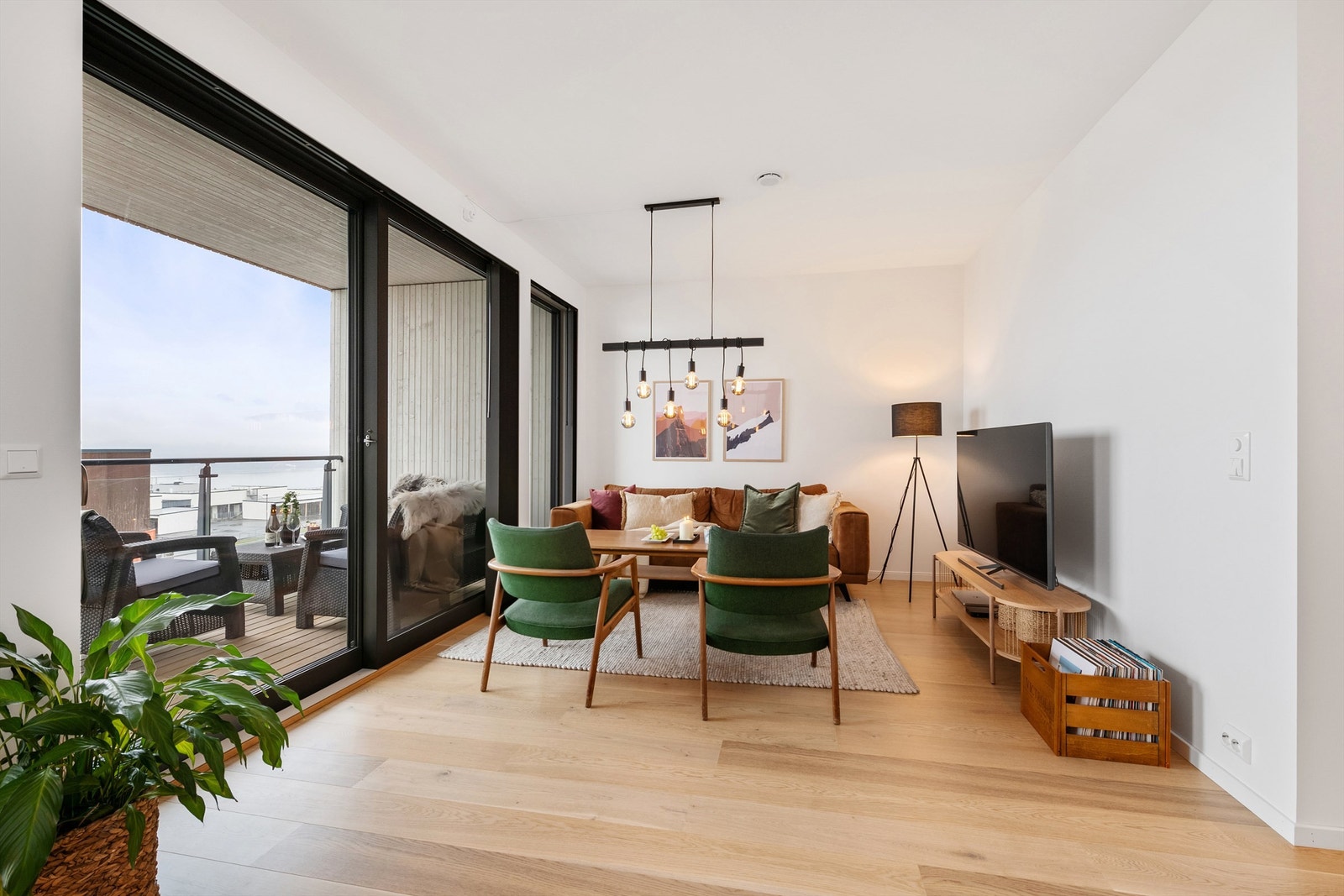 Stuen har godt med naturlig lysinnslipp fra store vindusflater mot syd Galleribilde