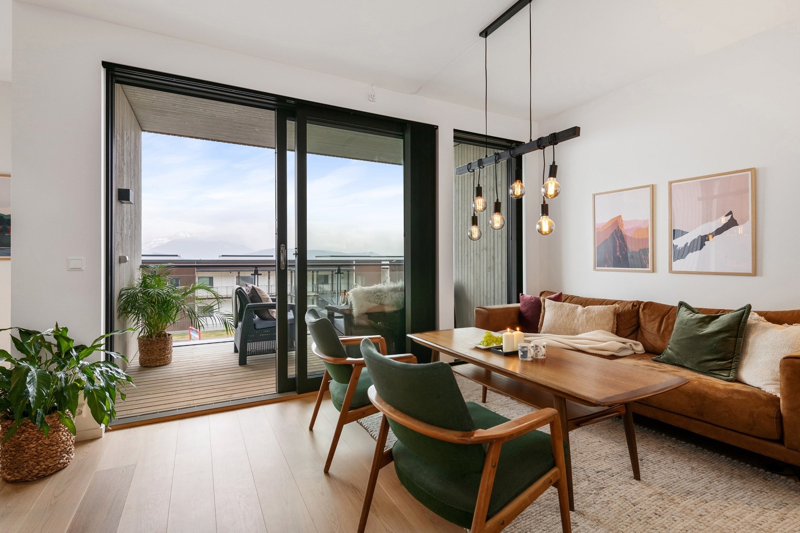 Sten har store vindusflater og skyvedør ut til skjermet balkong med flott utsikt Galleribilde