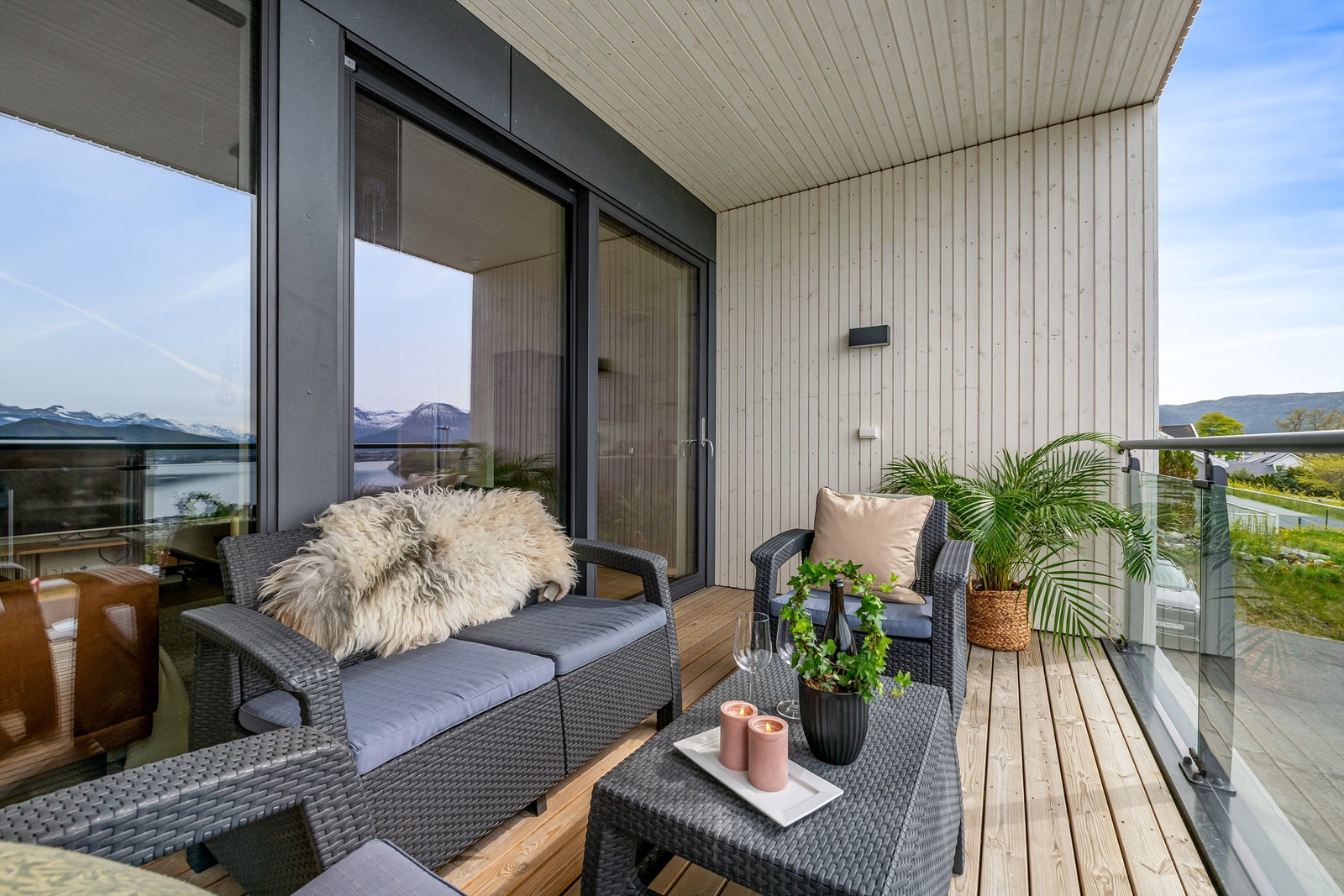 Flott skjermet balkong mot syd med tredekke og glassrekkverk Galleribilde